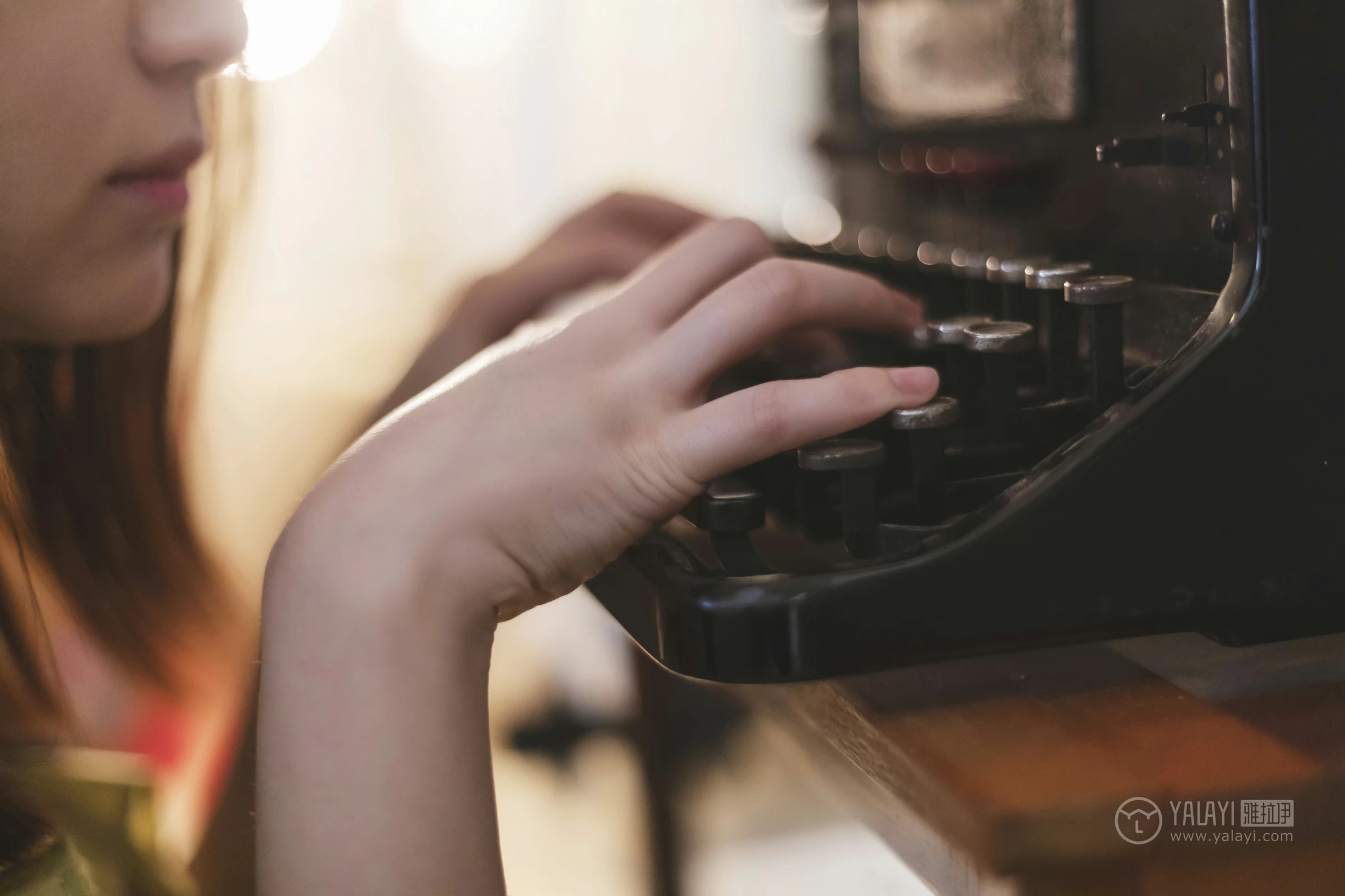 [YALAYI雅拉伊]No.265 旧情 刘开心 黑色紧身上衣加橙色短裙性感私房写真集第2张