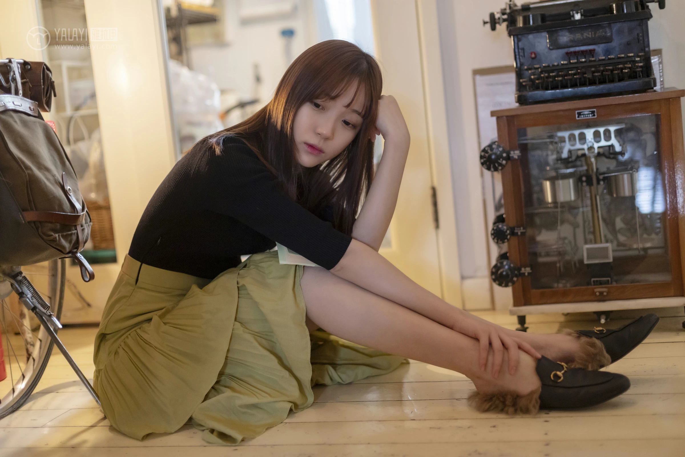 [YALAYI雅拉伊]No.265 旧情 刘开心 黑色紧身上衣加橙色短裙性感私房写真集第14张