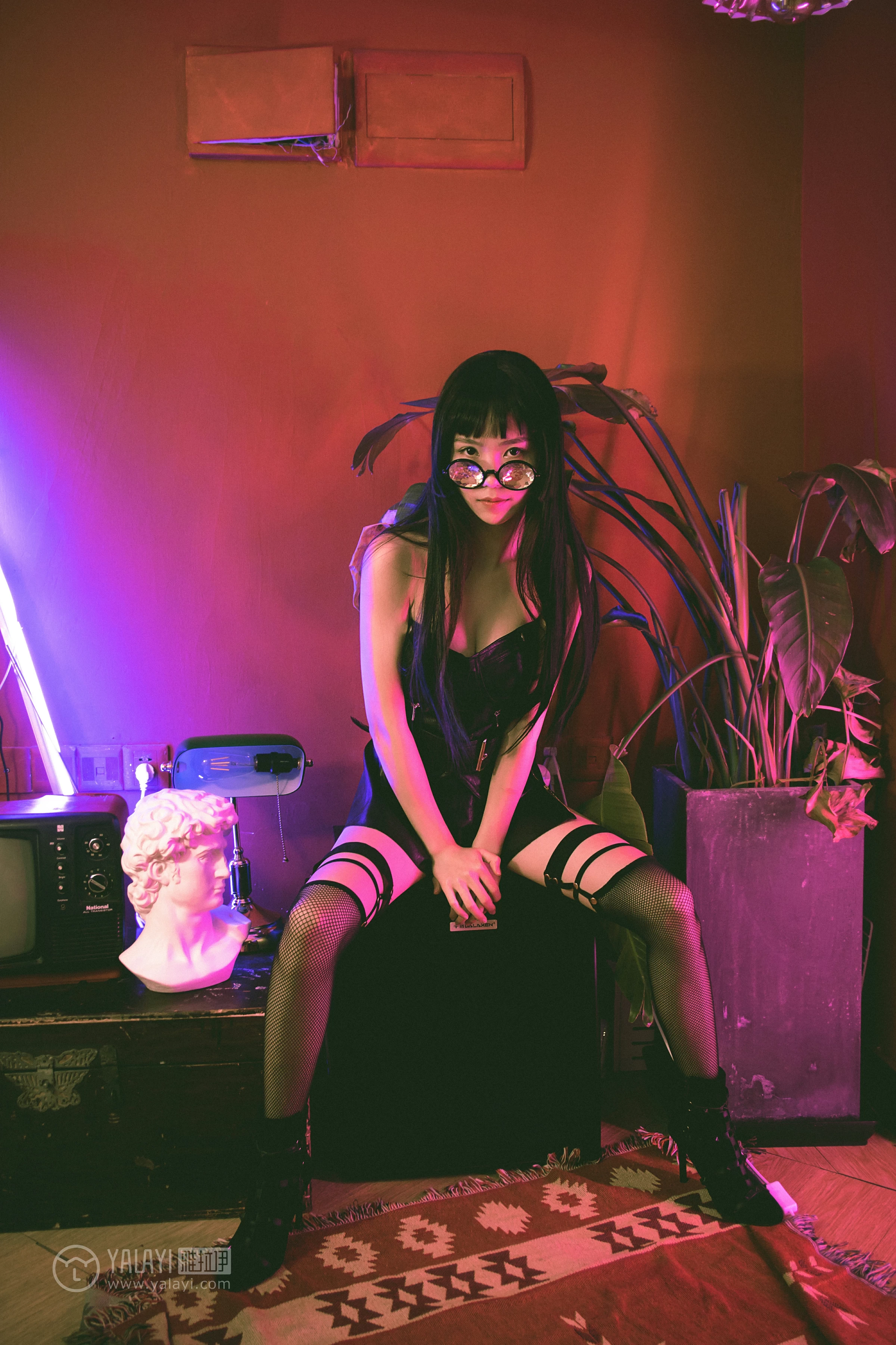 [YALAYI雅拉伊] No.275 霓虹 抖抖儿 黑色塑身上衣与短裙加黑色丝袜美腿性感私房写真集第11张
