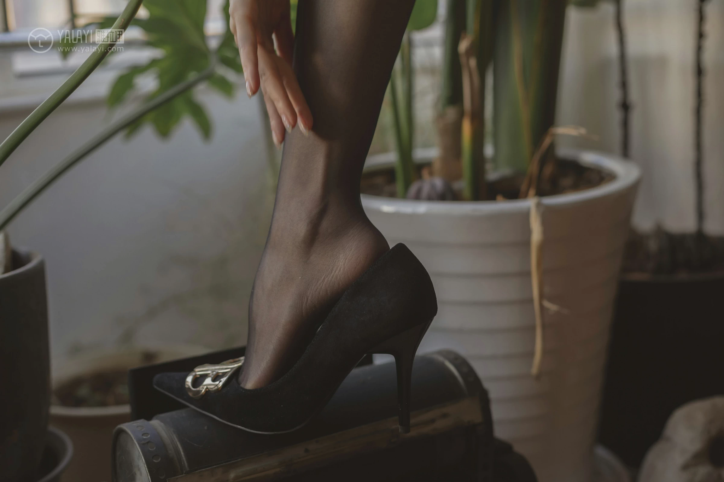 [YALAYI雅拉伊]No.299 香蜜 凉儿 米色裸背连身裙加黑色丝袜美腿性感私房写真集第14张