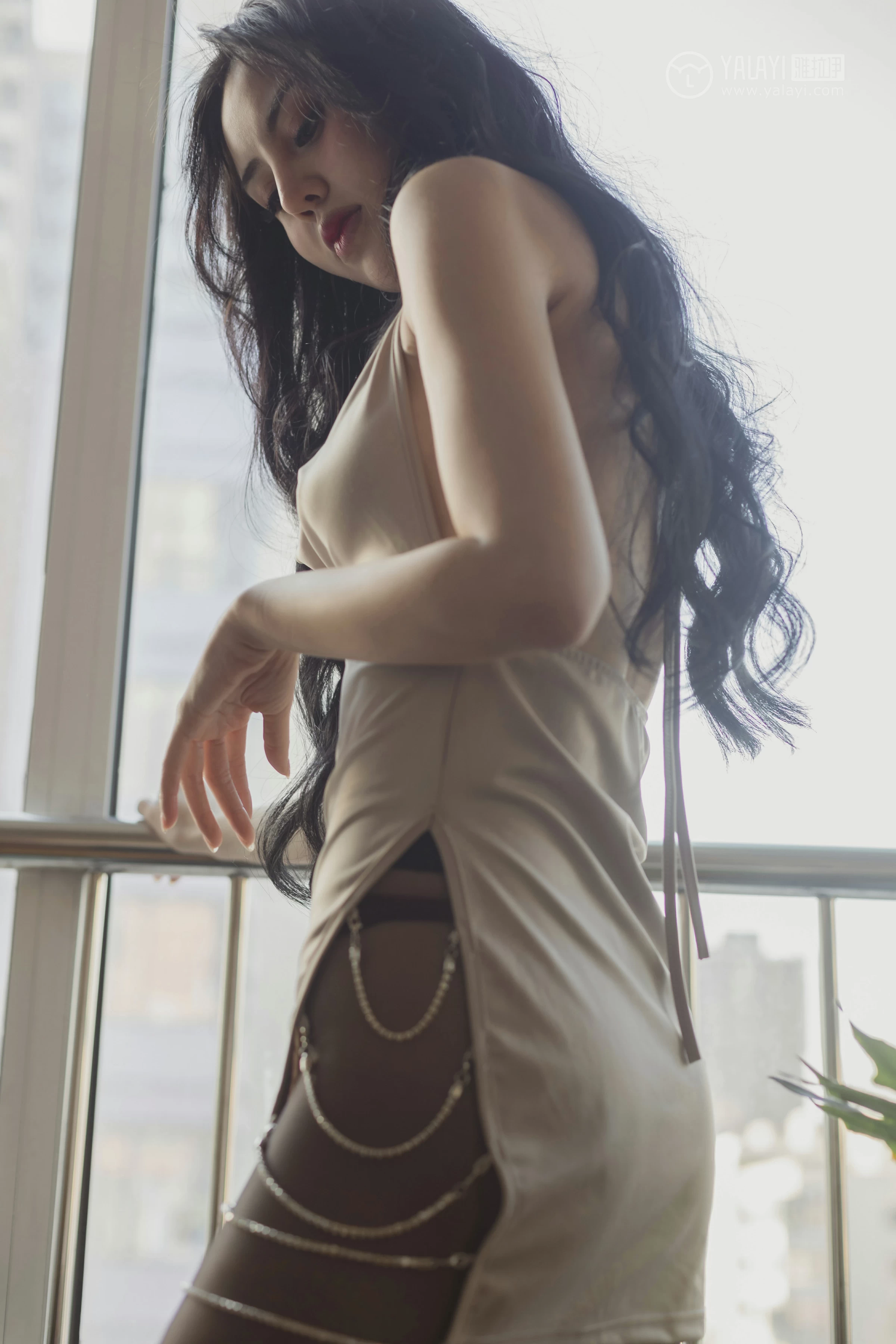 [YALAYI雅拉伊]No.299 香蜜 凉儿 米色裸背连身裙加黑色丝袜美腿性感私房写真集第17张