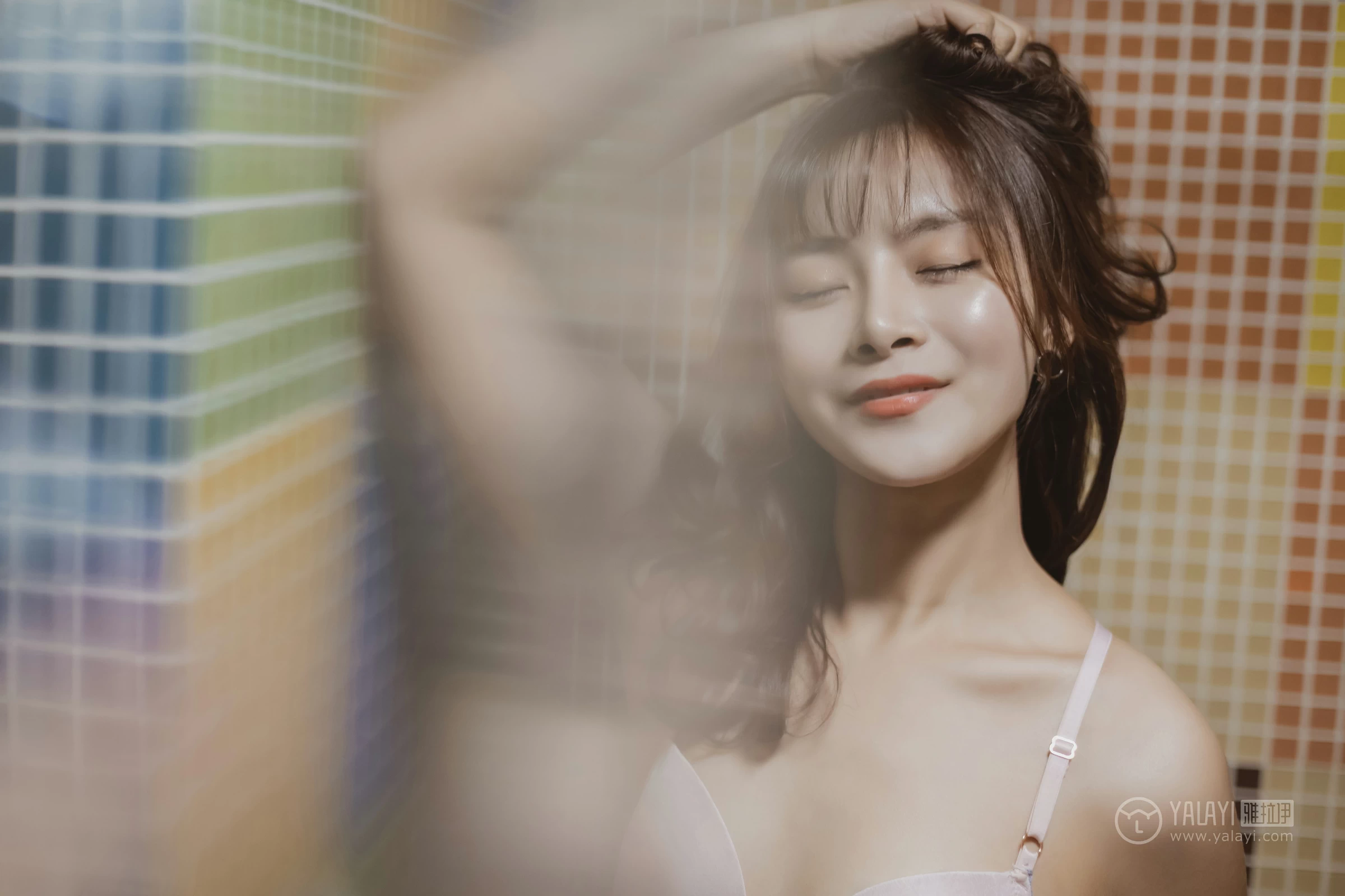 [YALAYI雅拉伊]No.301 角落里 芷琳 白色浴袍加粉色内衣性感私房写真集第15张