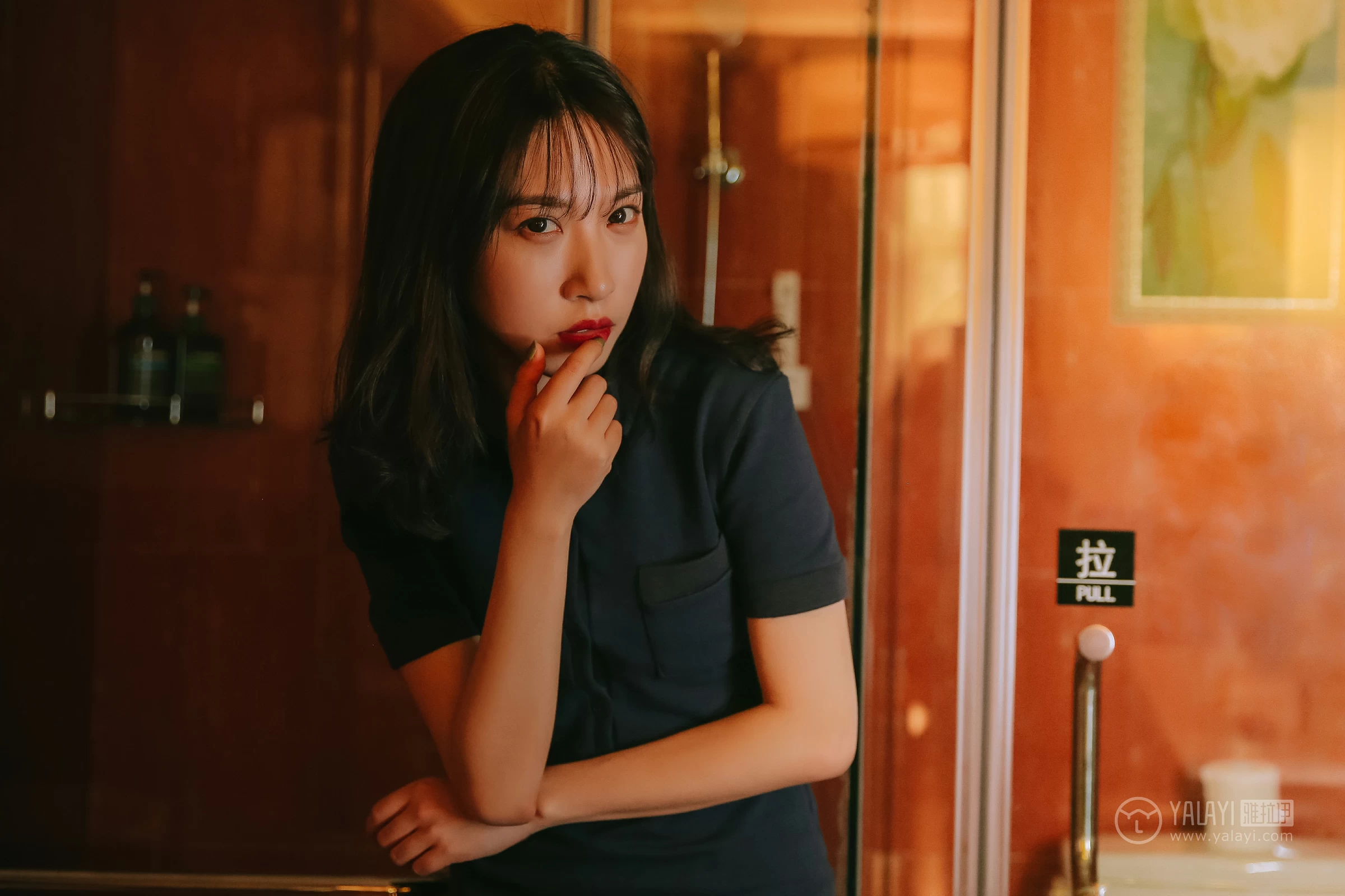 [YALAYI雅拉伊]No.308 蓝色房子 蓝心 黑色外套加蓝色连身制服裙性感私房写真集第10张