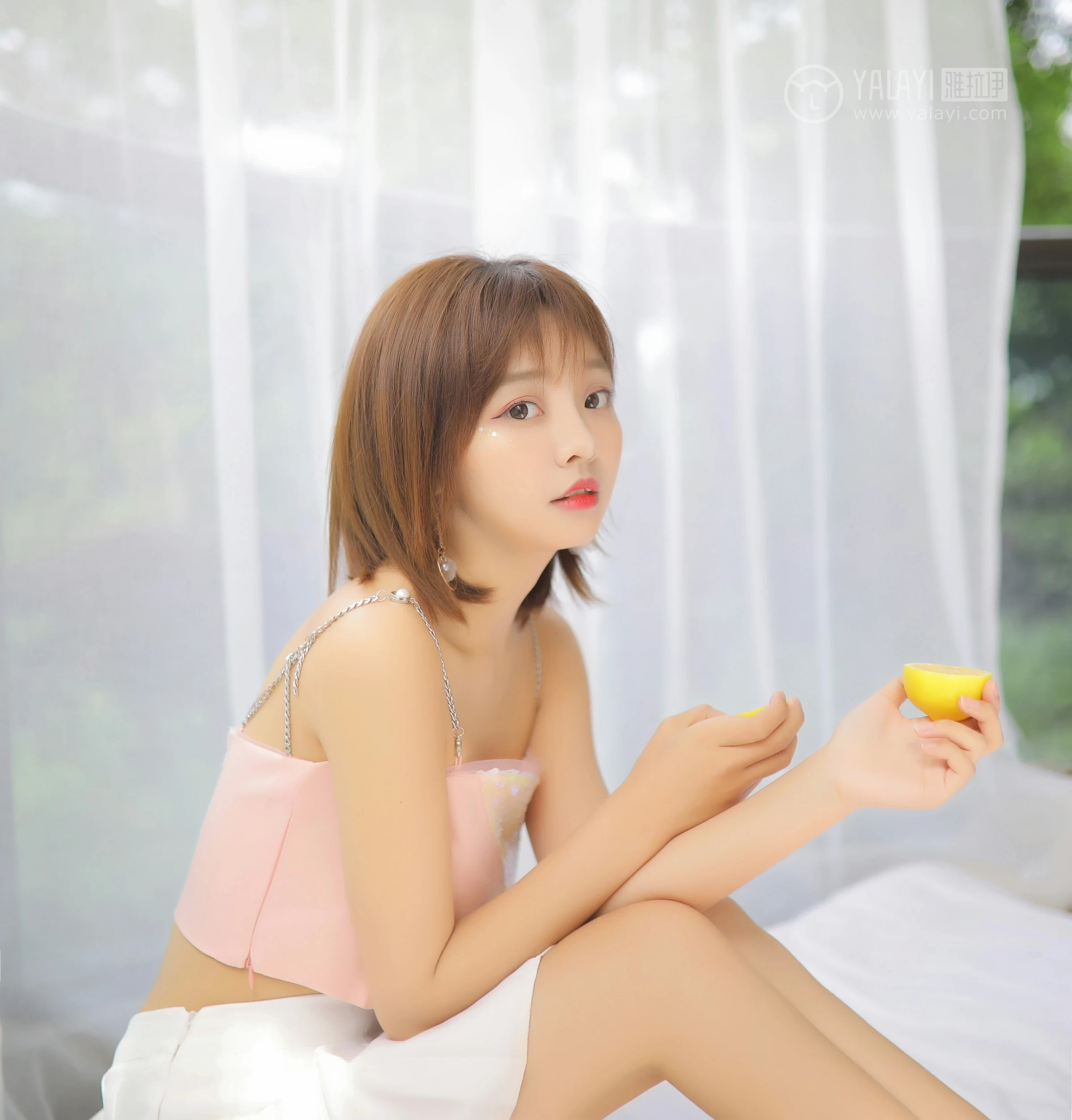 [YALAYI雅拉伊]No.313 甜 肖霄 粉色吊带小背心加白色短裙清纯可爱私房写真集第4张