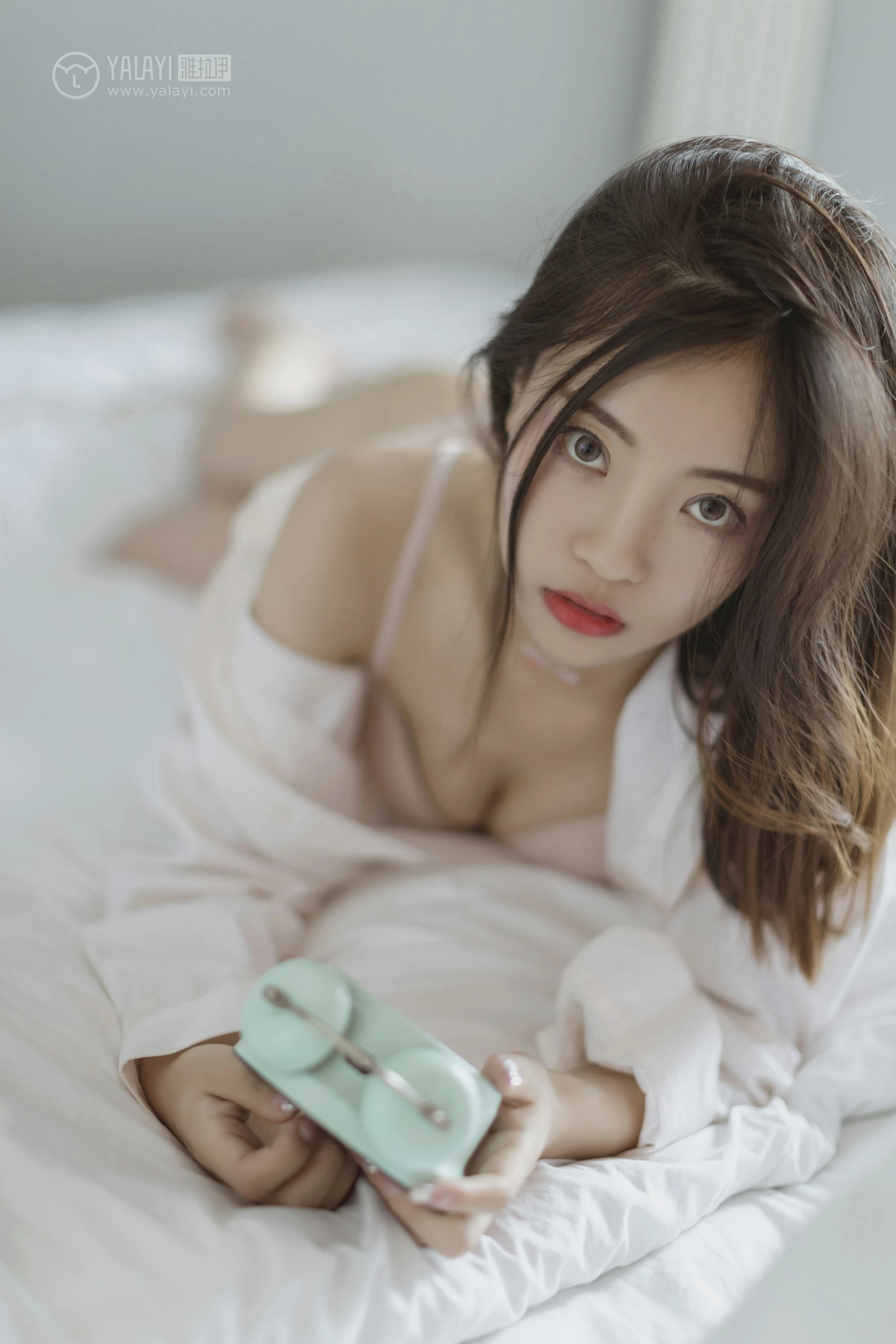 [YALAYI雅拉伊]No.316 叫她起床 高若童 白色睡衣加粉色蕾丝内衣性感私房写真集第4张