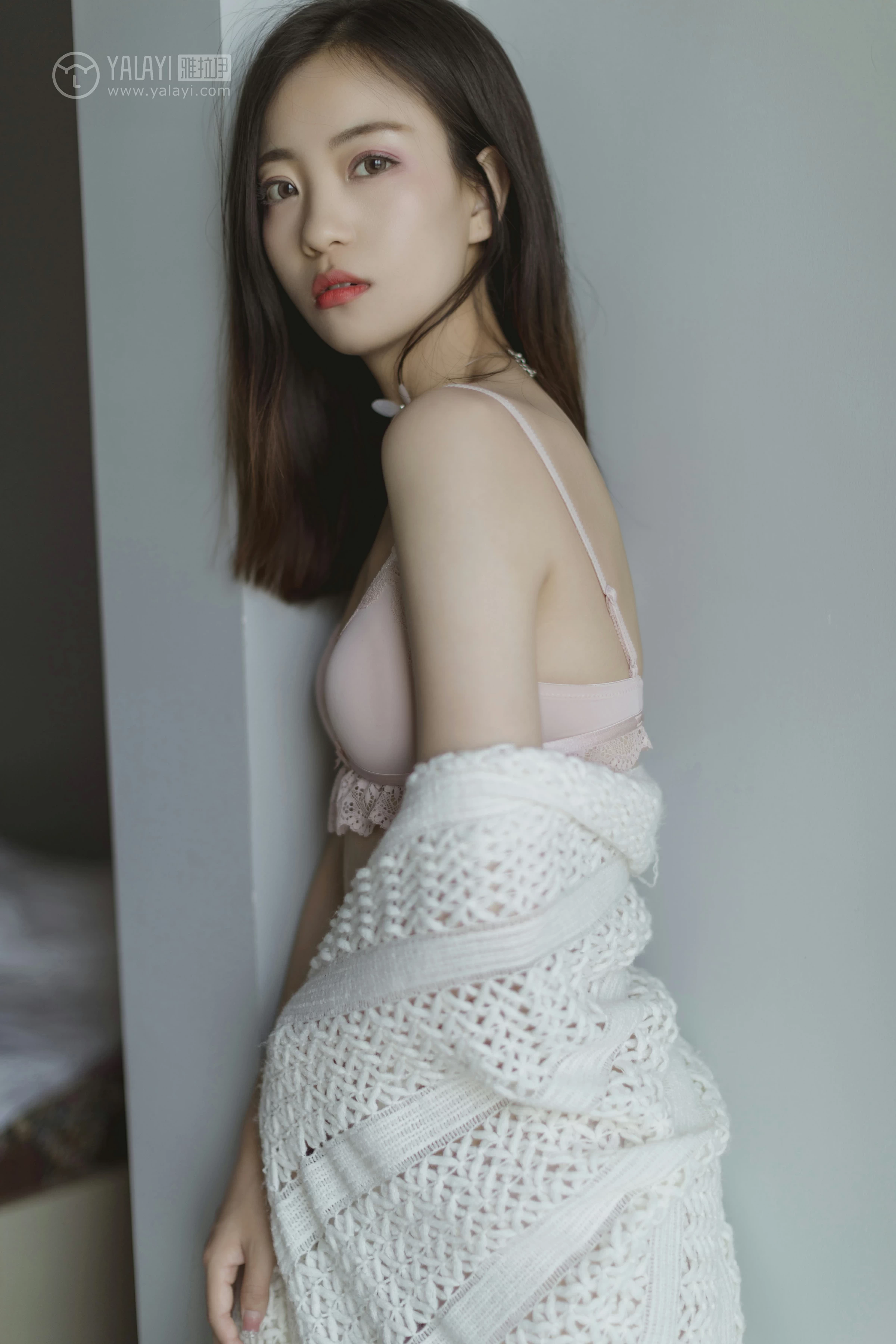 [YALAYI雅拉伊]No.316 叫她起床 高若童 白色睡衣加粉色蕾丝内衣性感私房写真集第16张