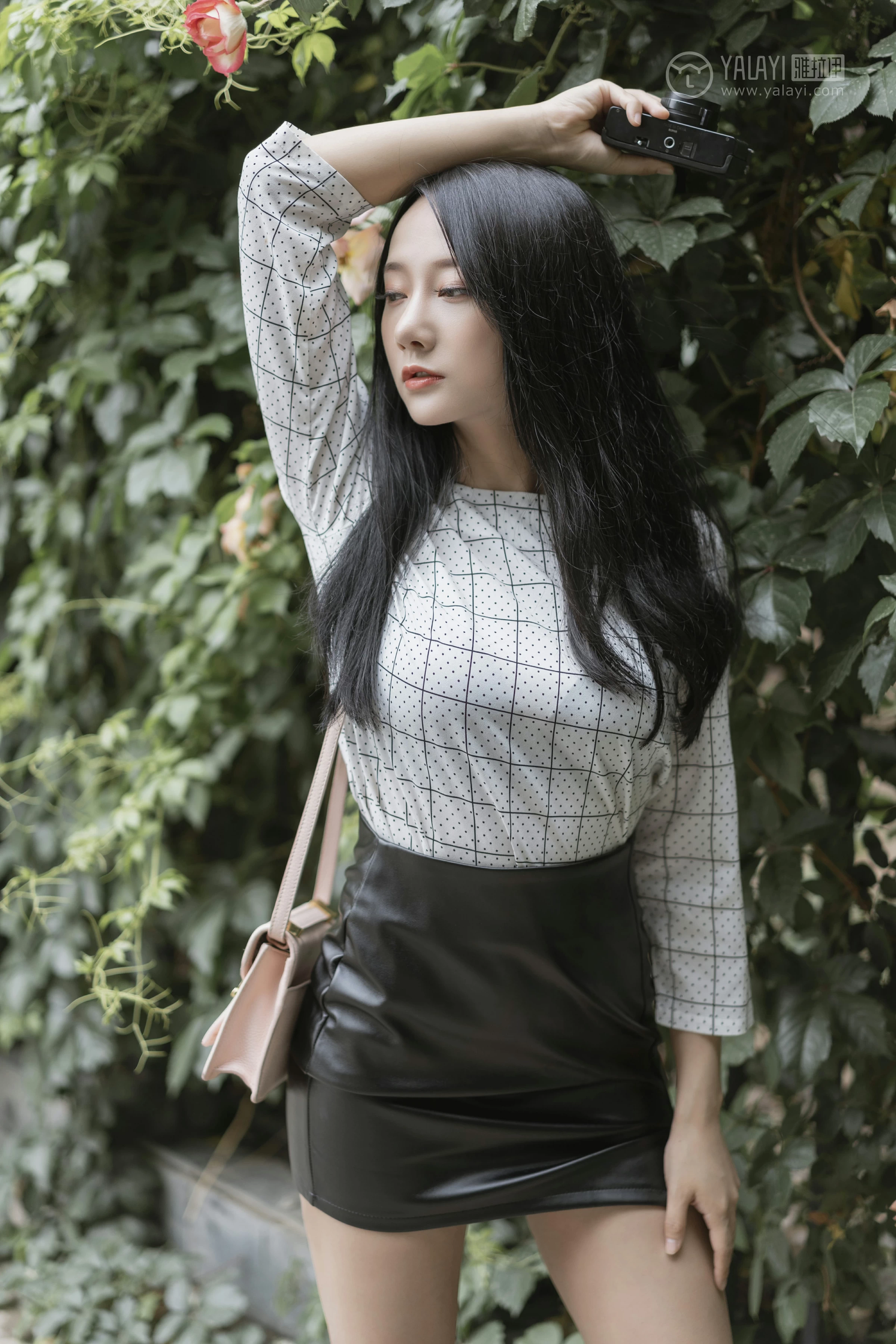[YALAYI雅拉伊]No.322 女白领的私生活1 何嘉颖 白色衬衫加黑色短裙性感私房写真集第11张