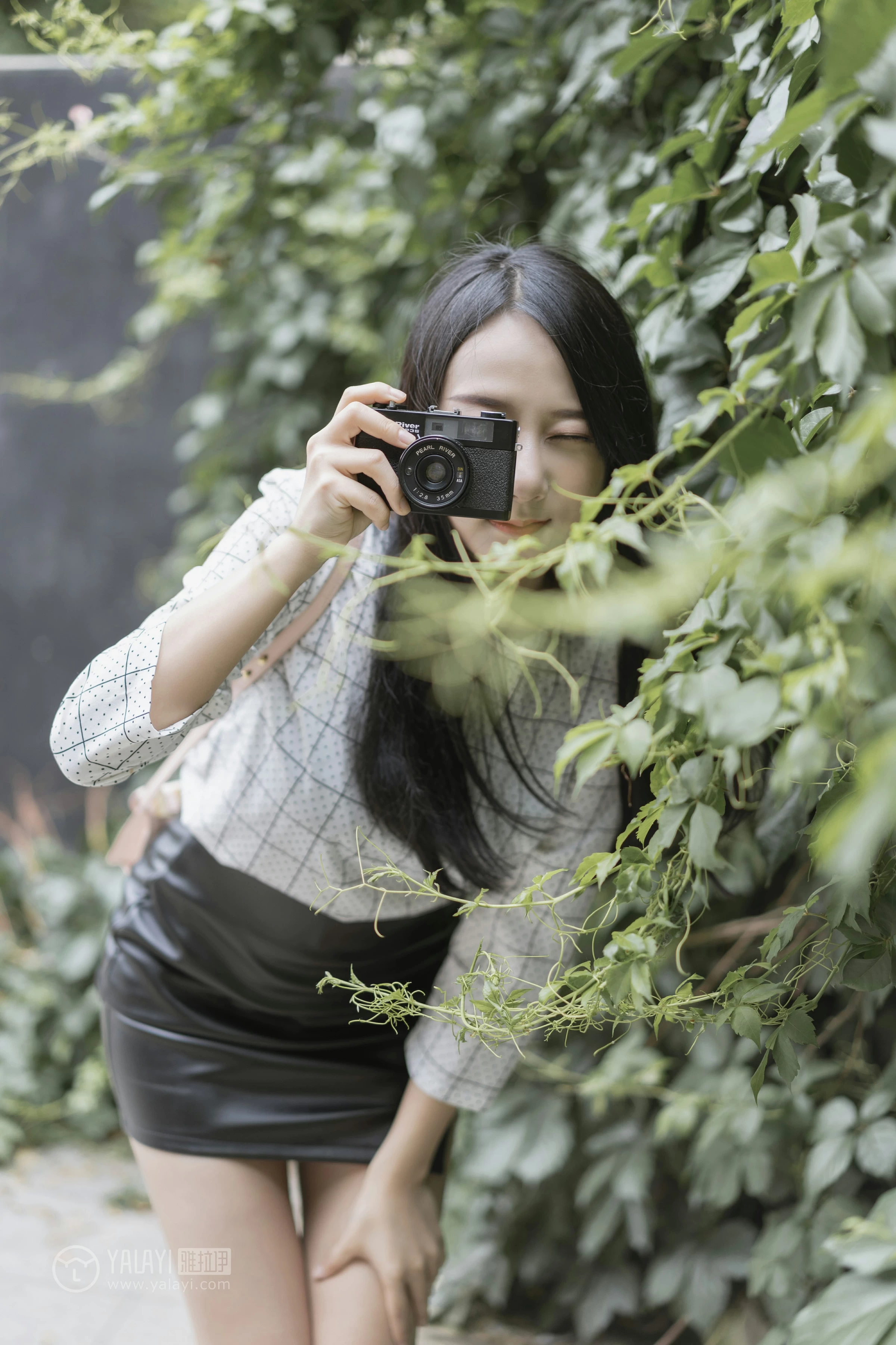 [YALAYI雅拉伊]No.322 女白领的私生活1 何嘉颖 白色衬衫加黑色短裙性感私房写真集第13张