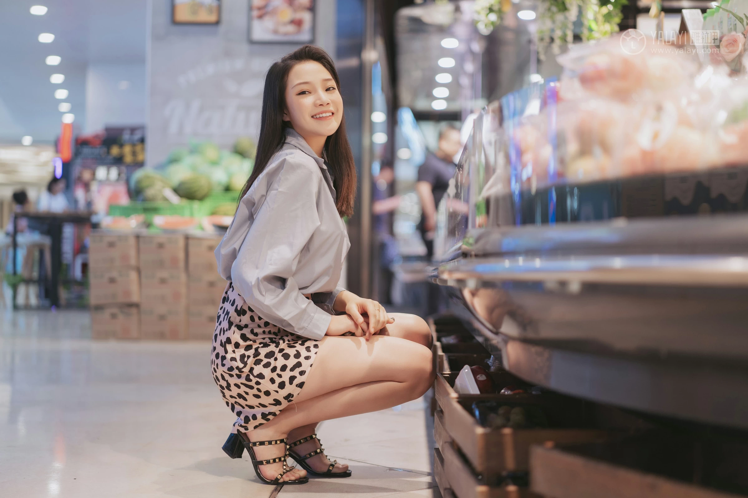 [YALAYI雅拉伊]No.330 假日出行 洋儿 蓝色衬衫加豹纹短裙性感私房写真集第10张