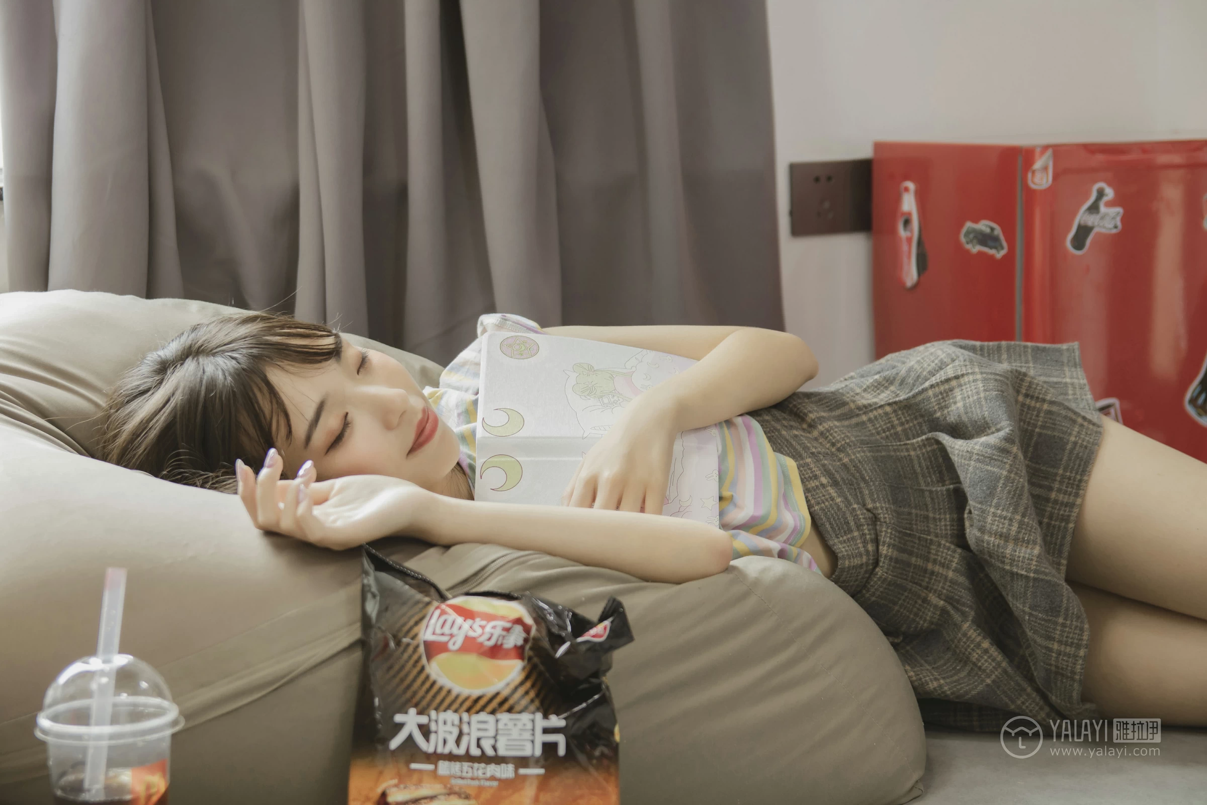 [YALAYI雅拉伊]No.340 氧气女孩 阿橙 条纹短袖加灰色短裙清纯可爱私房写真集第10张