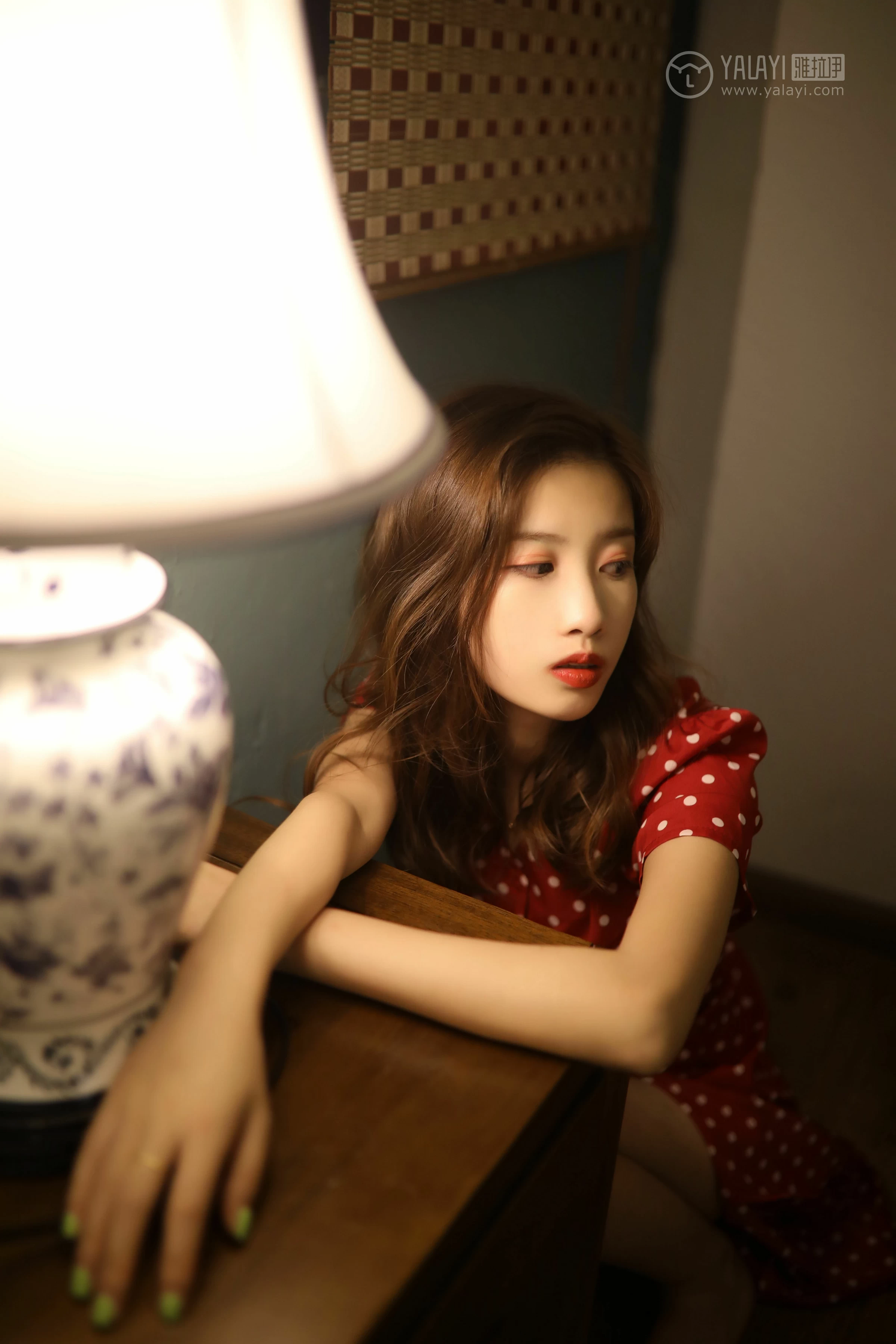 [YALAYI雅拉伊]No.347 失眠夜 圈圈 红色亮点连衣裙居家私房写真集第3张