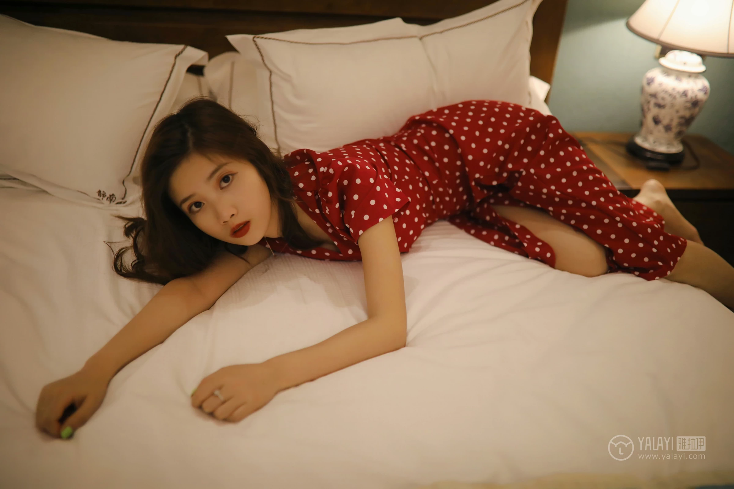 [YALAYI雅拉伊]No.347 失眠夜 圈圈 红色亮点连衣裙居家私房写真集第7张