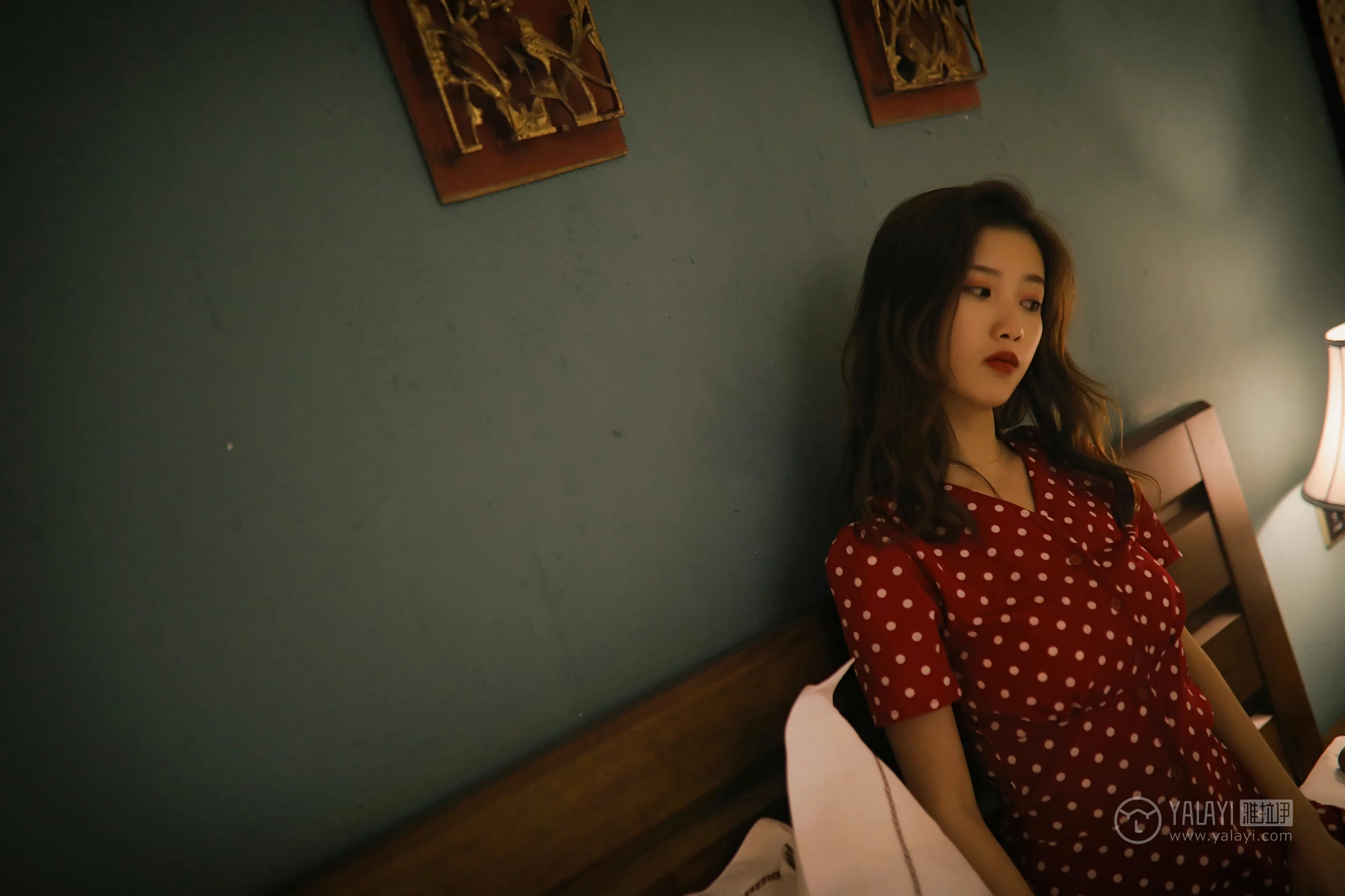 [YALAYI雅拉伊]No.347 失眠夜 圈圈 红色亮点连衣裙居家私房写真集第10张