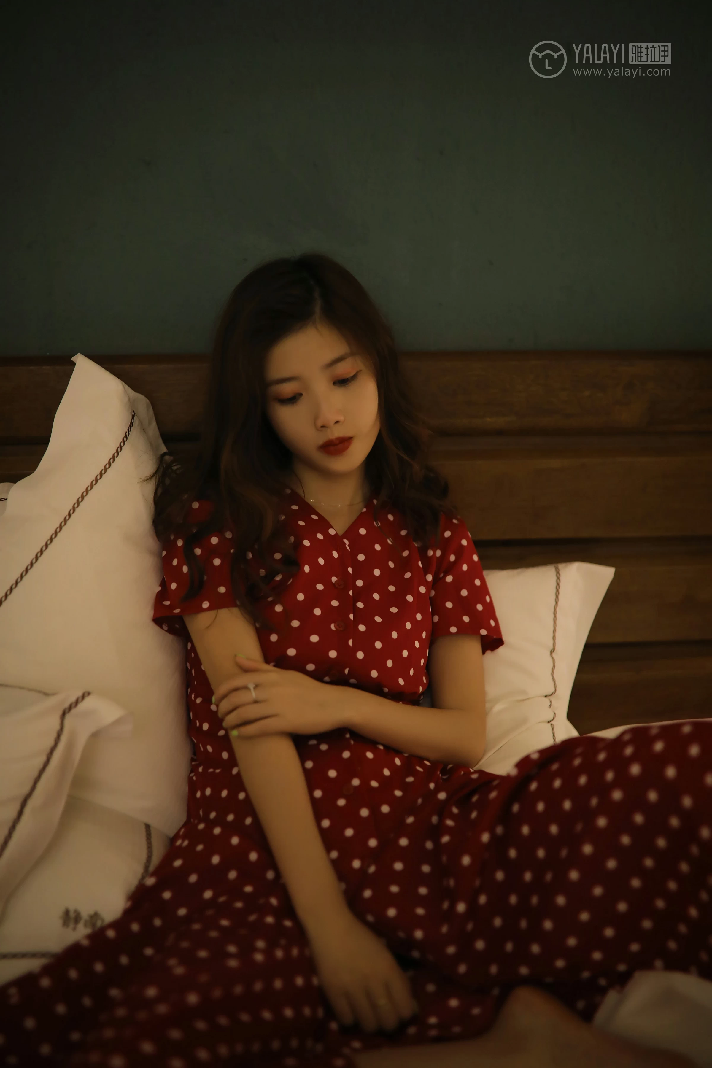 [YALAYI雅拉伊]No.347 失眠夜 圈圈 红色亮点连衣裙居家私房写真集第11张