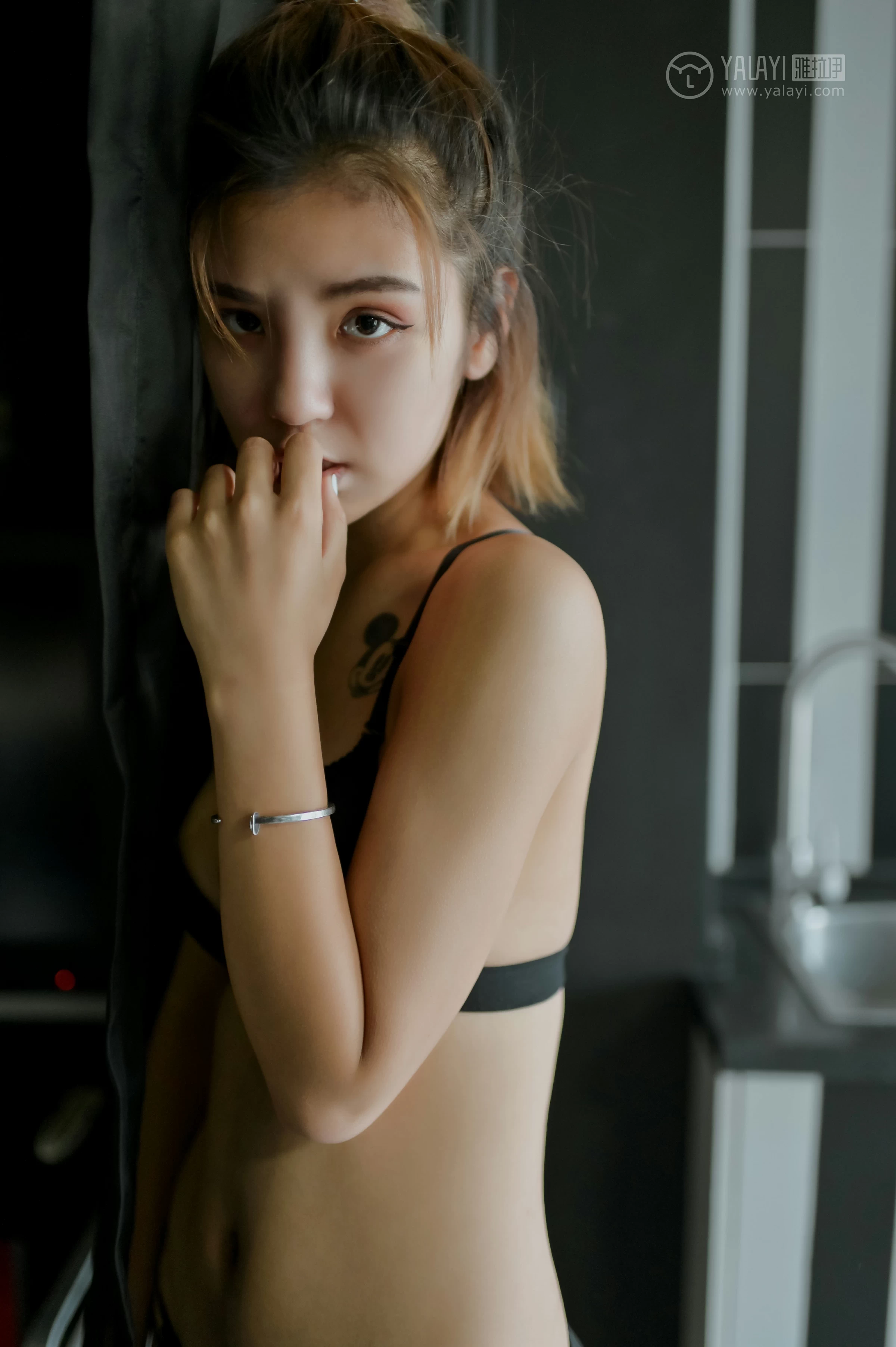 [YALAYI雅拉伊]No.351 黑夜女神 米奇 白色衬衫加黑色内衣居家性感私房写真集第5张