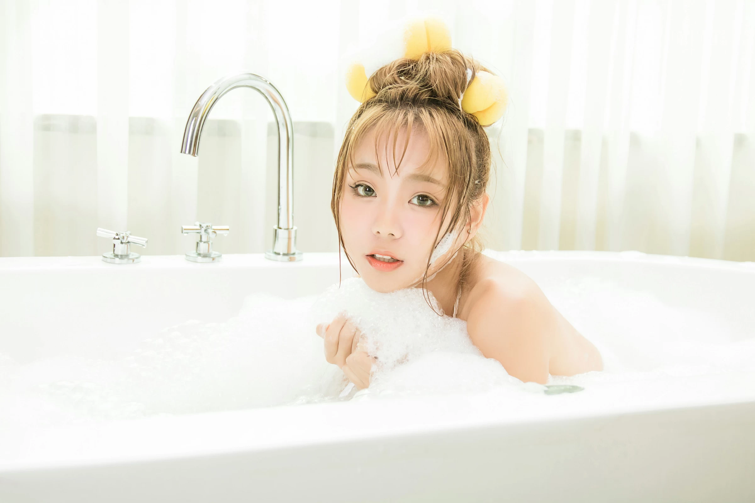 [YALAYI雅拉伊]No.352 泡泡浴 灵儿 白色镂空情趣内衣性感私房写真集第2张