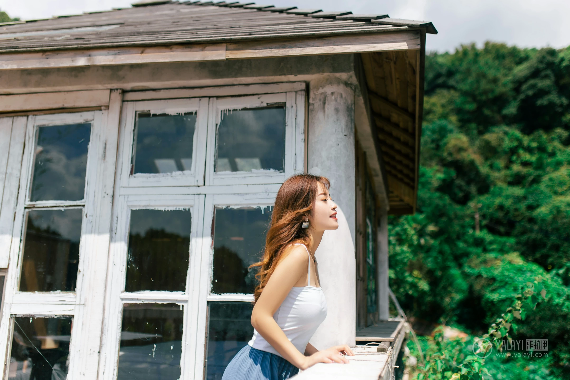 [YALAYI雅拉伊]No.354 向往的生活 朵朵 白色性感小背心与透视镂空连衣裙私房写真集第7张