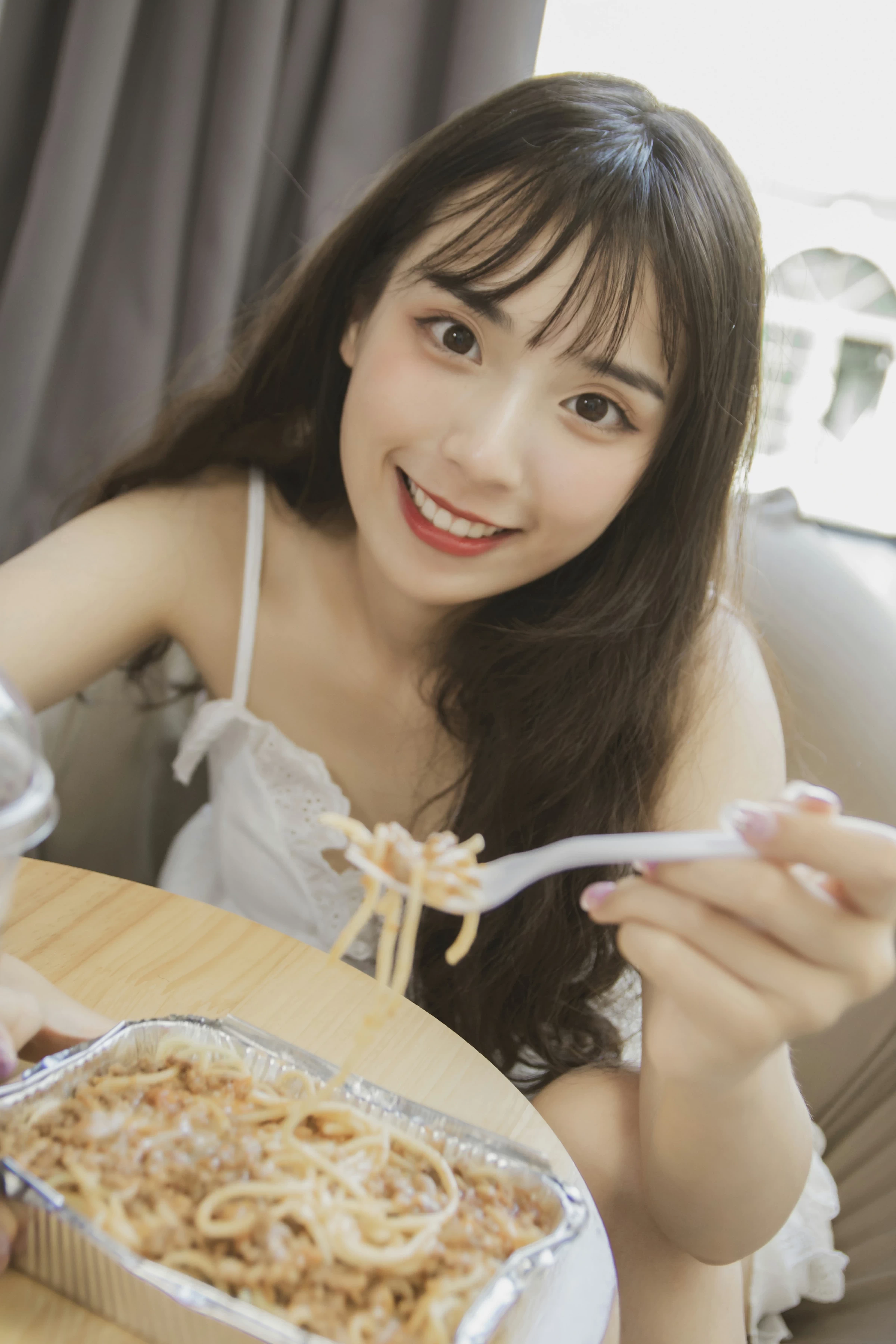 [YALAYI雅拉伊]No.357 我的高达女友 阿橙 白色吊带蕾丝连衣裙清纯可爱私房写真集第6张