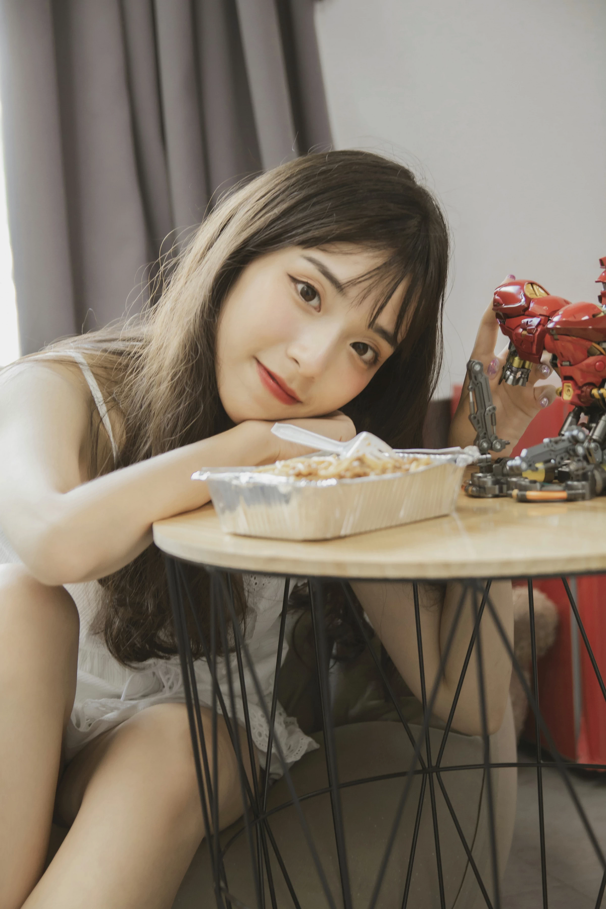 [YALAYI雅拉伊]No.357 我的高达女友 阿橙 白色吊带蕾丝连衣裙清纯可爱私房写真集第7张