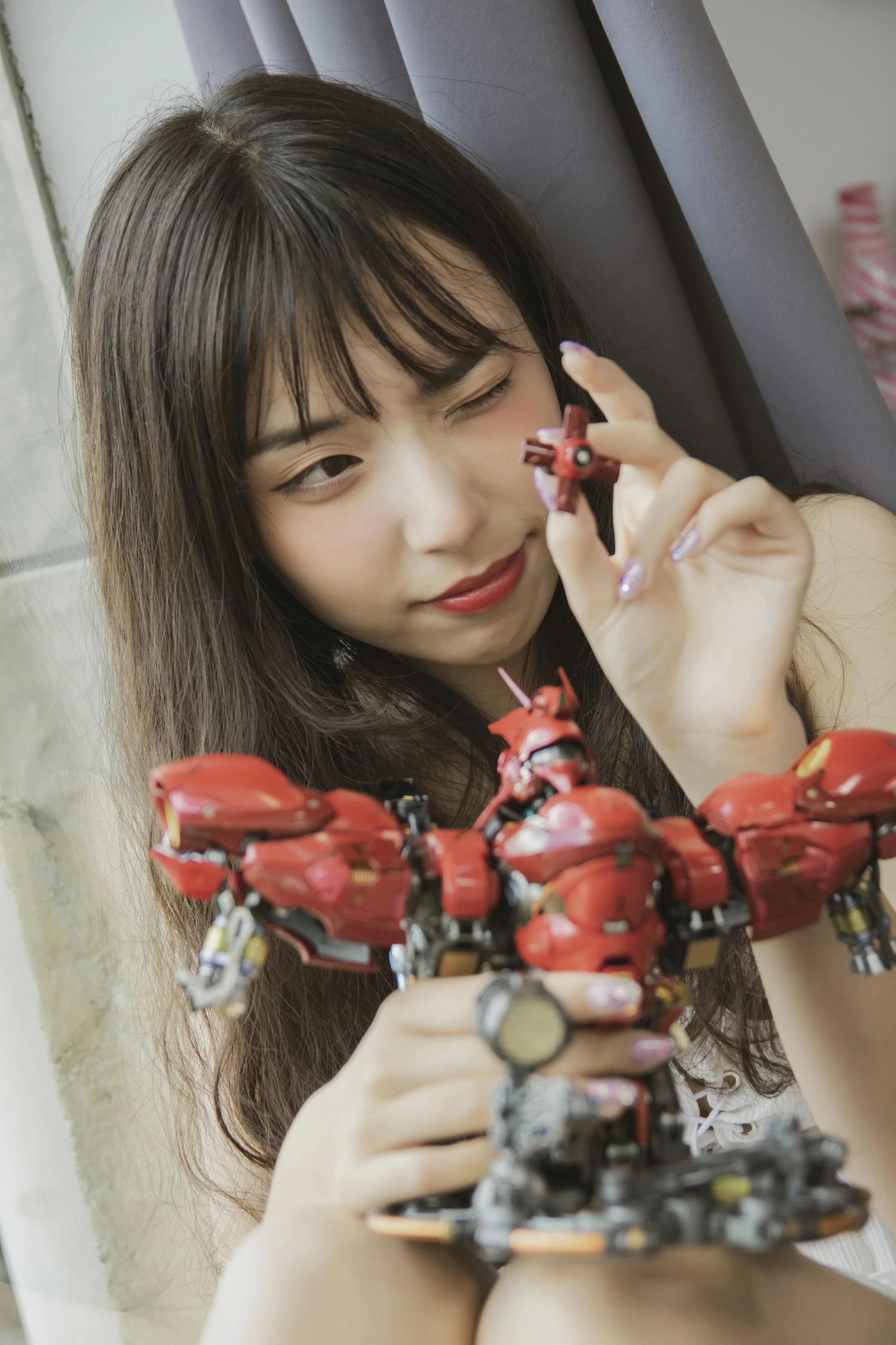 [YALAYI雅拉伊]No.357 我的高达女友 阿橙 白色吊带蕾丝连衣裙清纯可爱私房写真集第12张