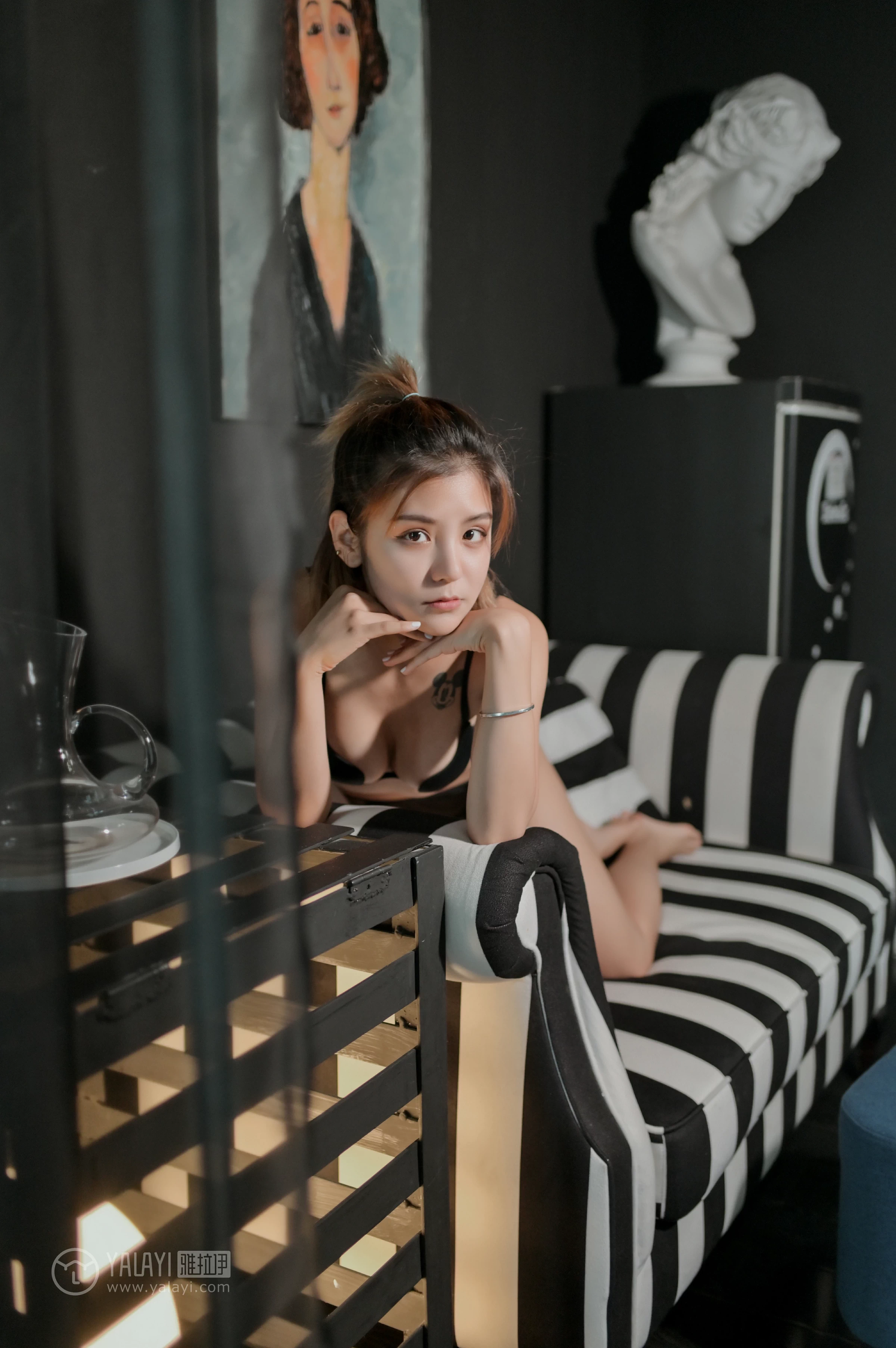 [YALAYI雅拉伊]No.358 半岛铁盒 米奇 黑色内衣居家性感私房写真集第2张