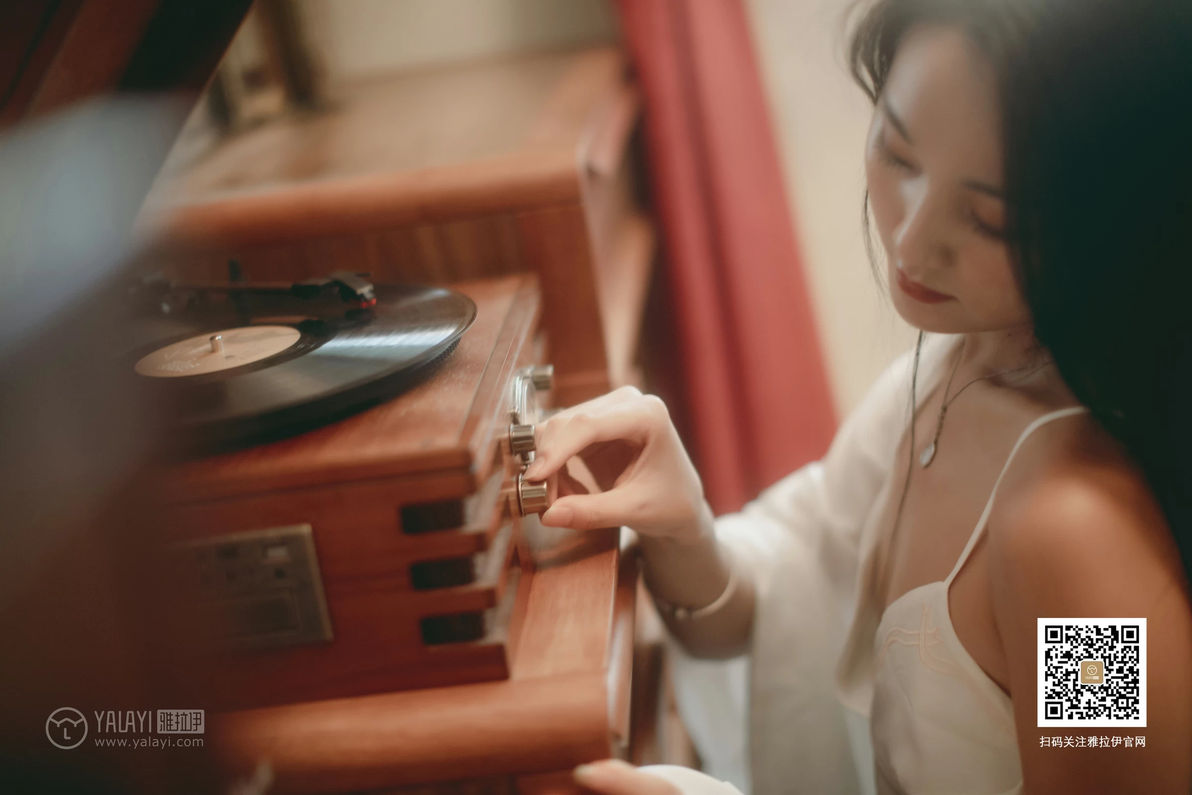 [YALAYI雅拉伊]No.361 Elegant 项兴咏 白色睡衣加白色吊带内衣性感私房写真集第14张