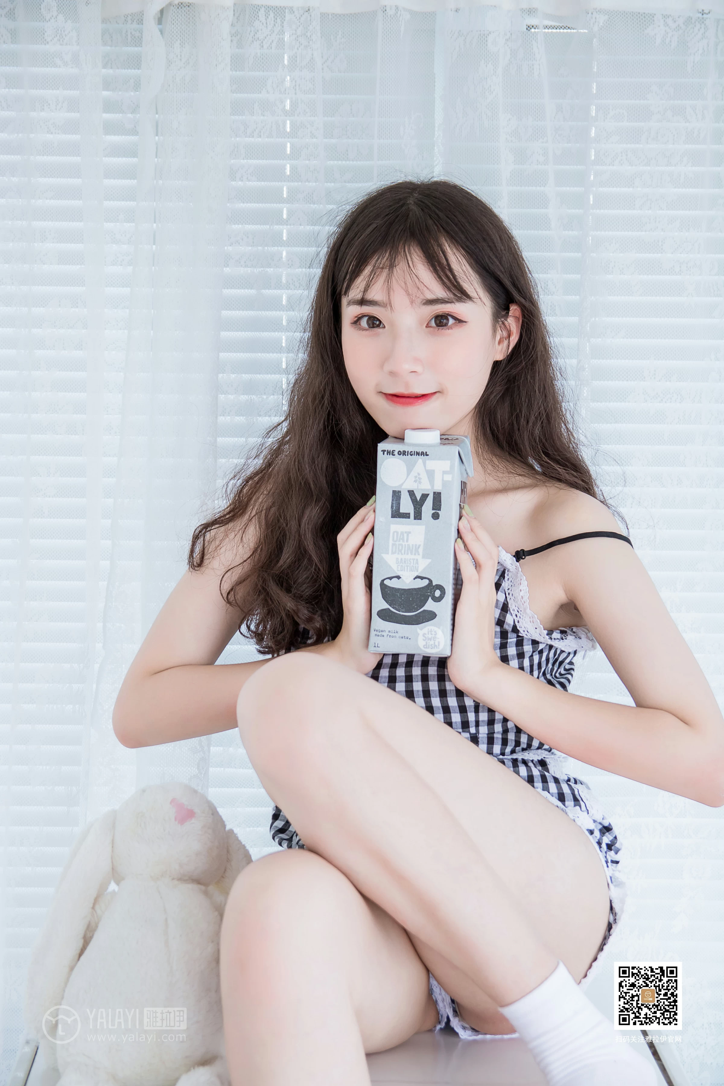 [YALAYI雅拉伊]No.369 一双白袜子 阿橙 吊带小背心加短裤性感私房写真集第6张