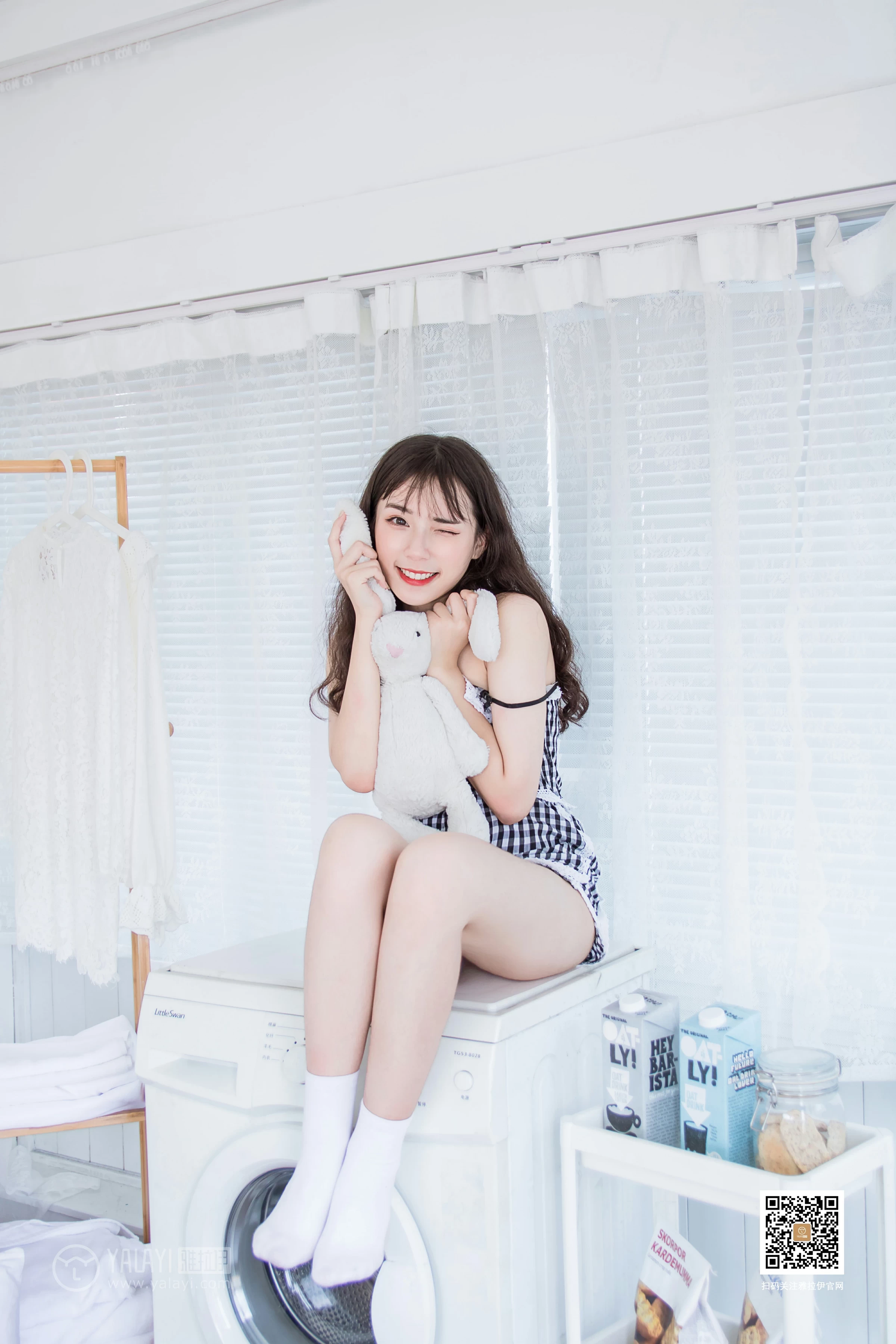 [YALAYI雅拉伊]No.369 一双白袜子 阿橙 吊带小背心加短裤性感私房写真集第7张