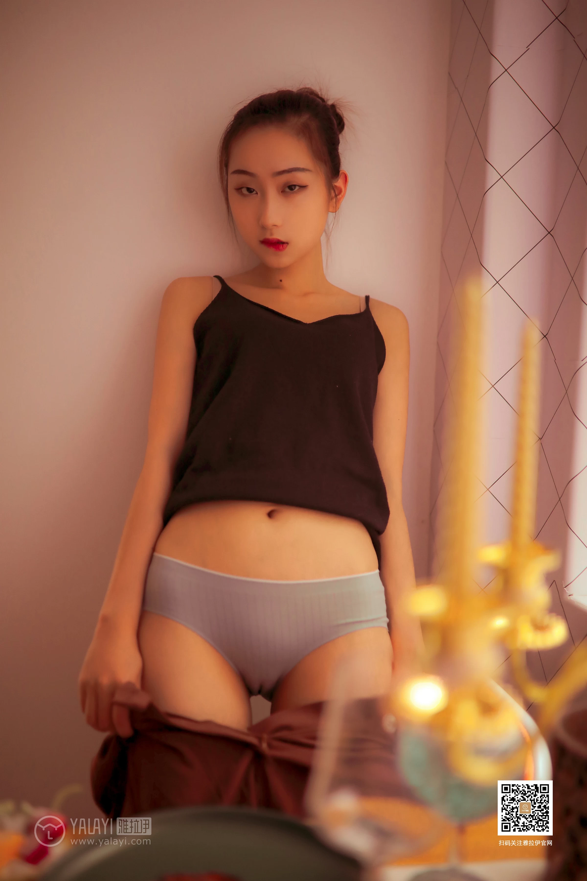 [YALAYI雅拉伊]No.365 情关难解 晓琪 黑色性感小背心与红色长裤加黑色内衣私房写真集第9张