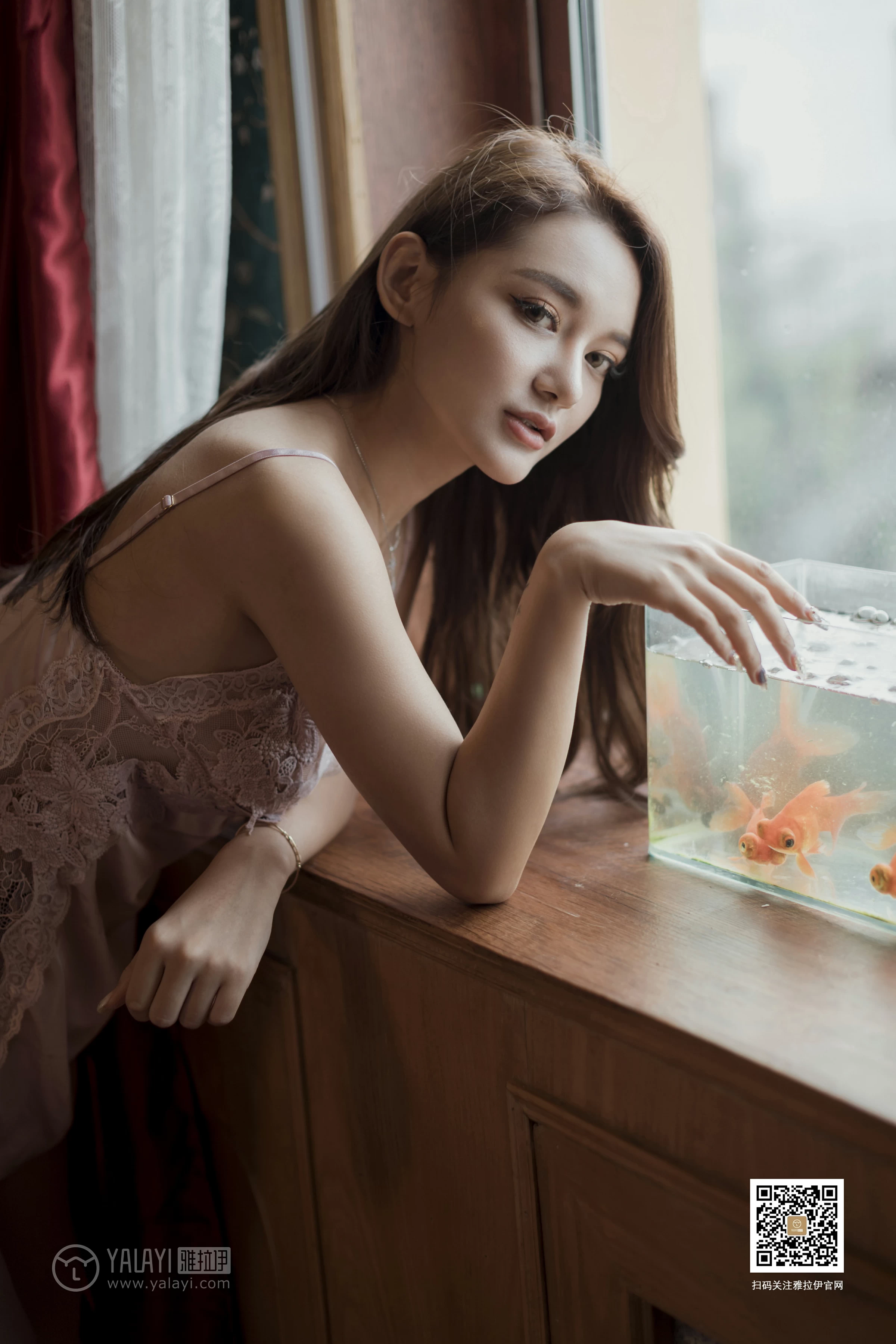 [YALAYI雅拉伊]No.377 异域丝情 刘子炀 粉色蕾丝睡衣加肉色丝袜美腿性感私房写真集第11张
