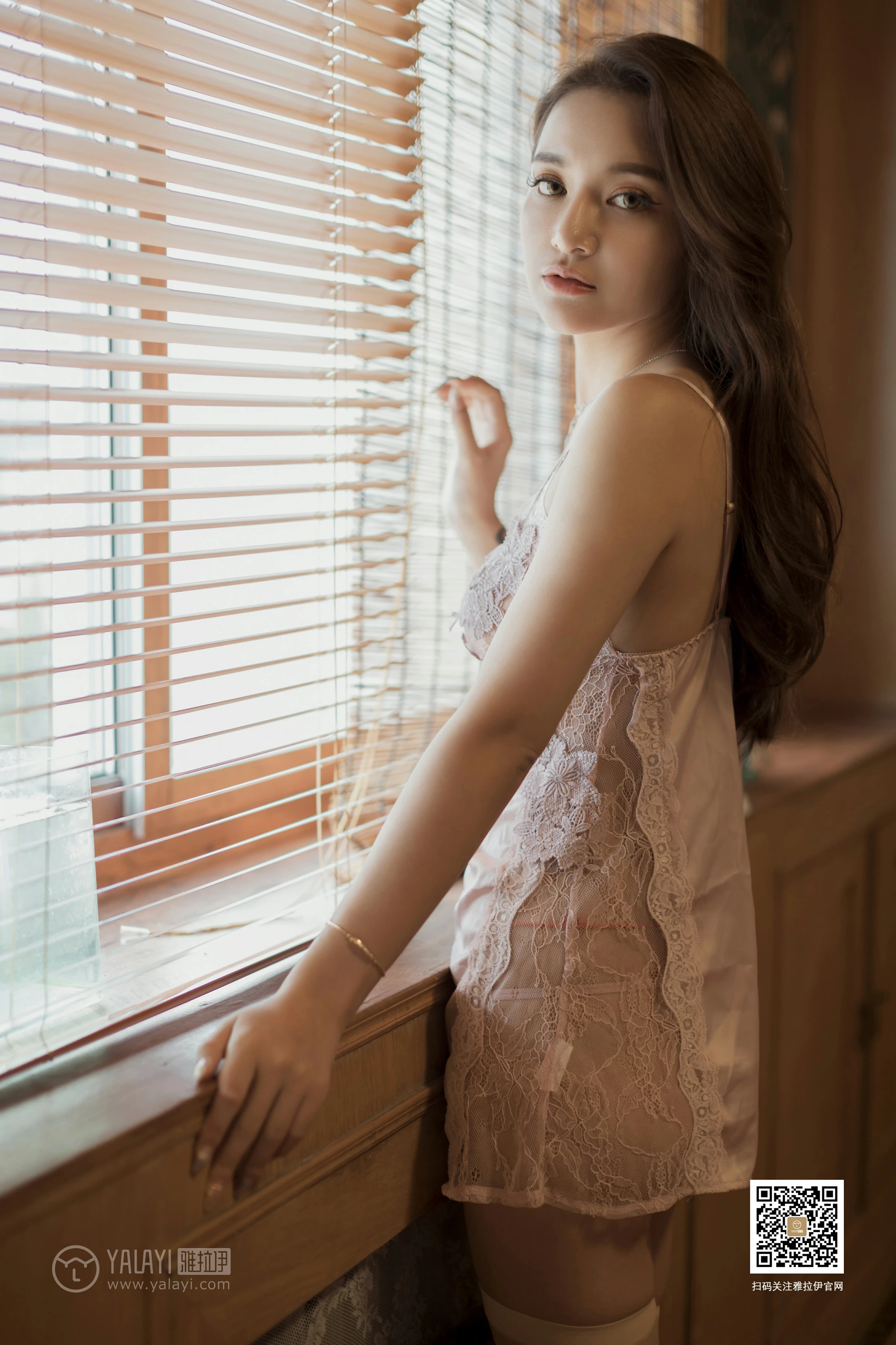 [YALAYI雅拉伊]No.377 异域丝情 刘子炀 粉色蕾丝睡衣加肉色丝袜美腿性感私房写真集第13张