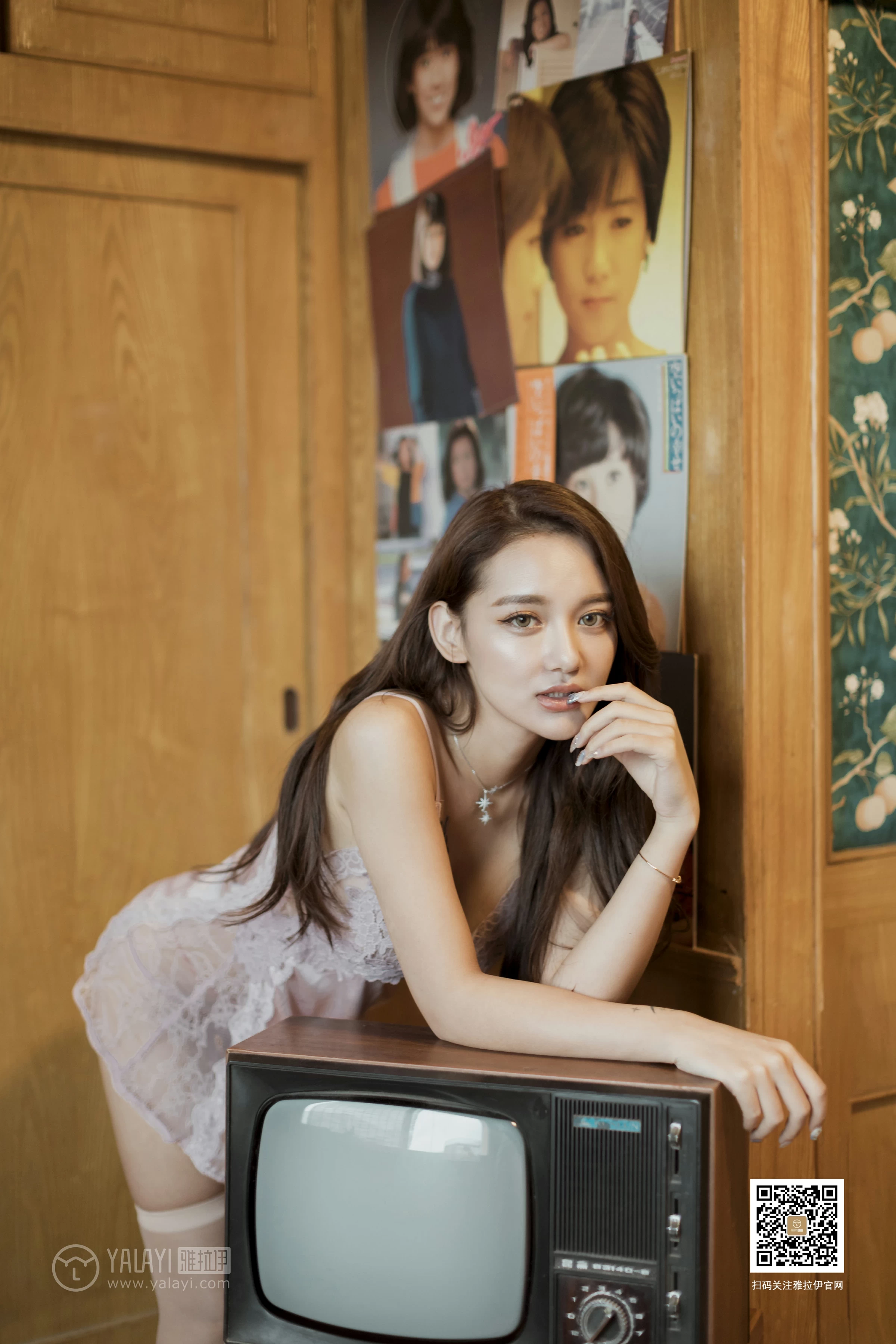 [YALAYI雅拉伊]No.377 异域丝情 刘子炀 粉色蕾丝睡衣加肉色丝袜美腿性感私房写真集第15张