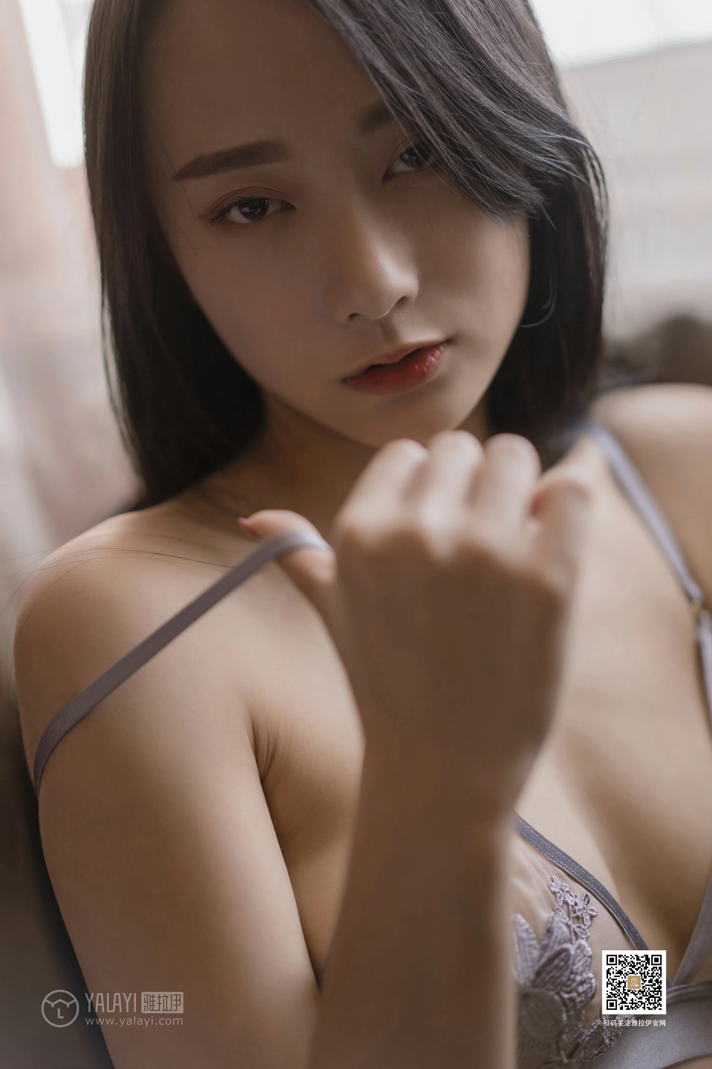 [YALAYI雅拉伊]No.373 可爱女人 何嘉颖 灰色蕾丝情趣内衣性感私房写真集第17张