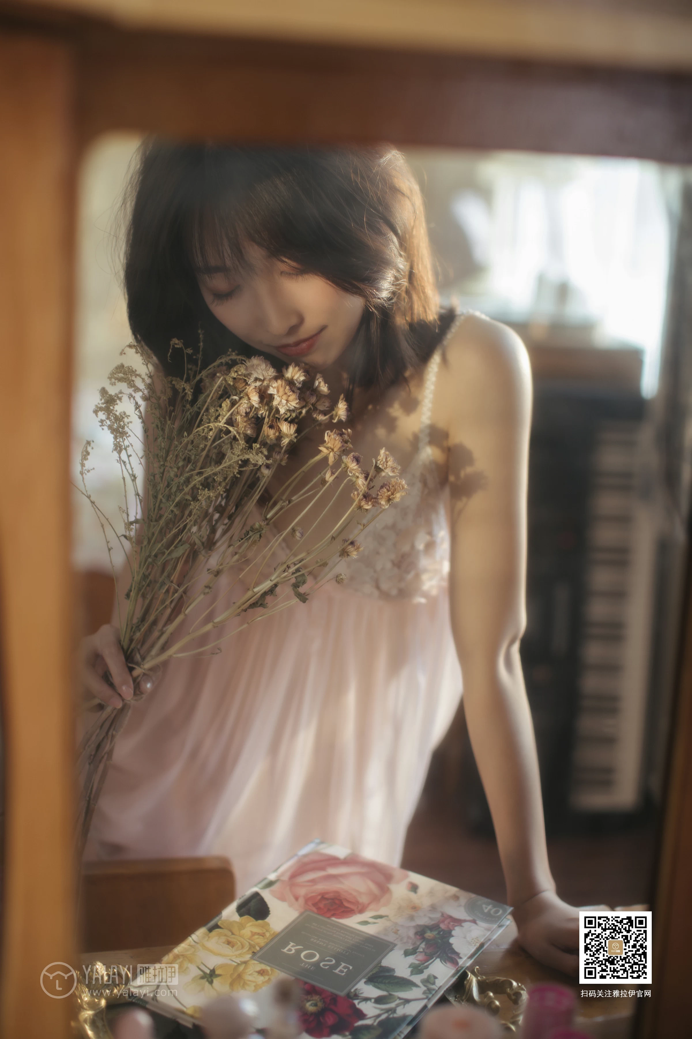 [YALAYI雅拉伊]No.388 闺房记乐 佳佳 粉色透视吊带睡衣裙性感私房写真集第8张