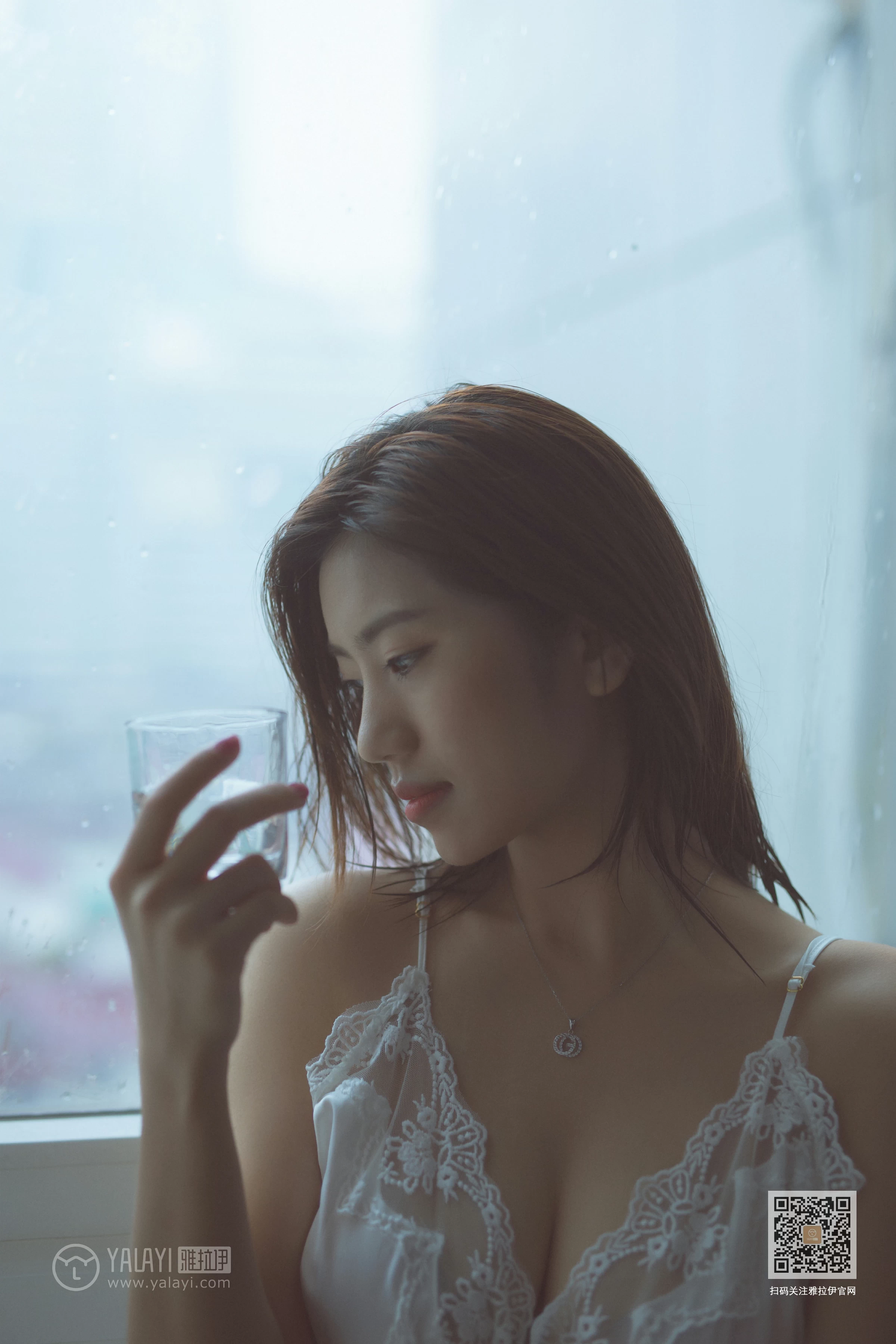 [YALAYI雅拉伊]No.397 念念又不忘 小小 白色吊带蕾丝睡衣性感私房写真集第2张