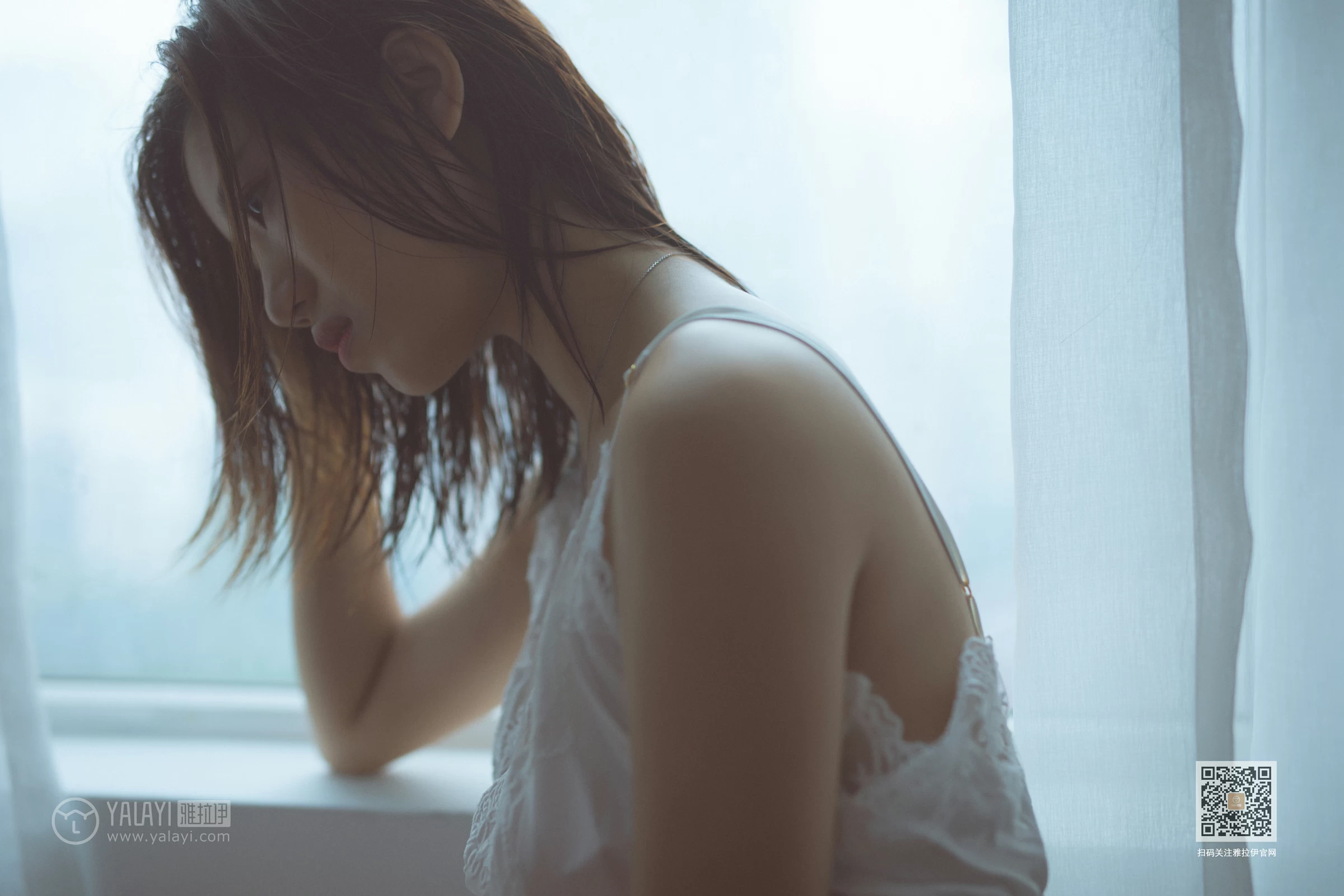 [YALAYI雅拉伊]No.397 念念又不忘 小小 白色吊带蕾丝睡衣性感私房写真集第3张