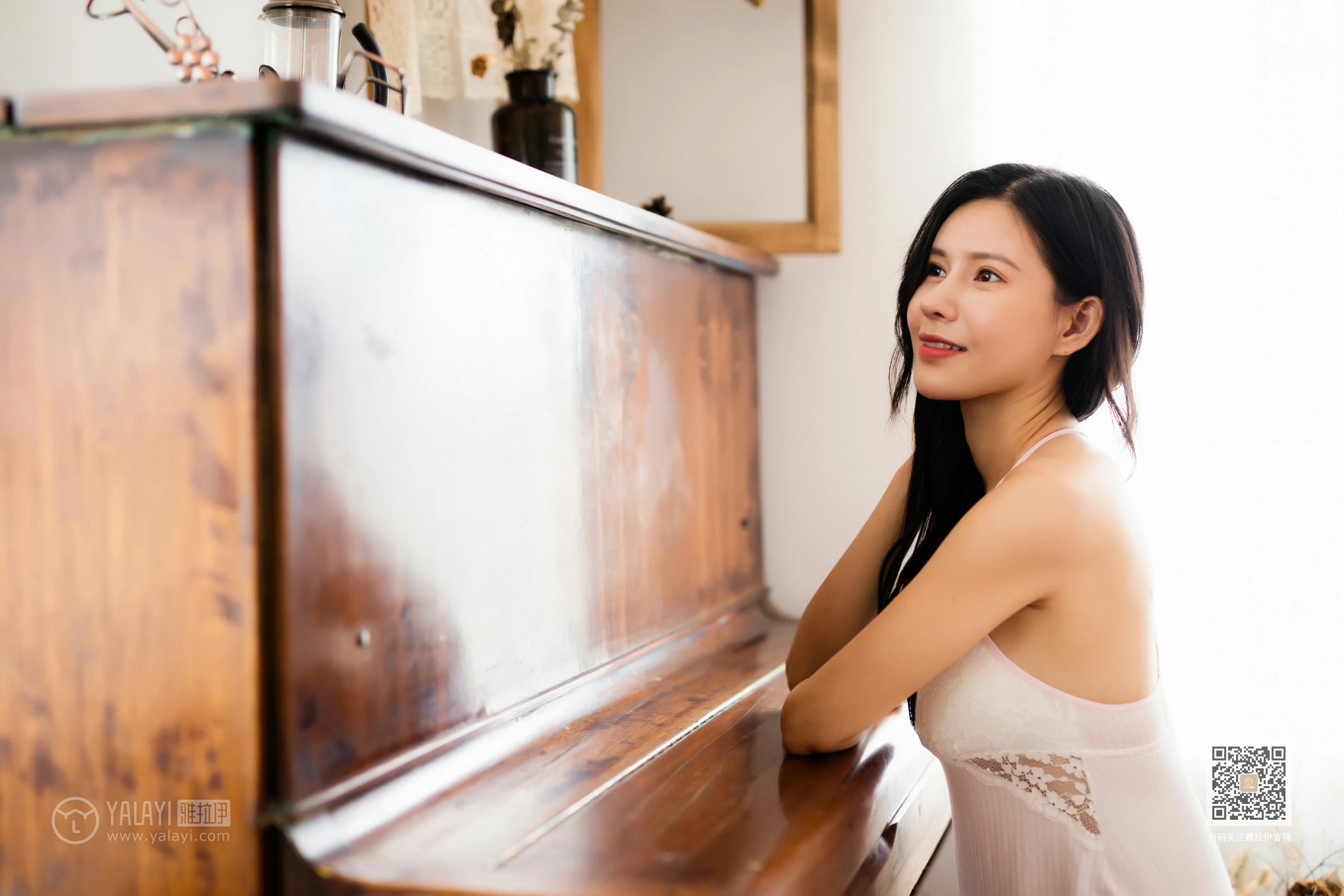 [YALAYI雅拉伊]No.400 想念你 瑶瑶 白色吊带蕾丝睡衣裙居家性感私房写真集第3张