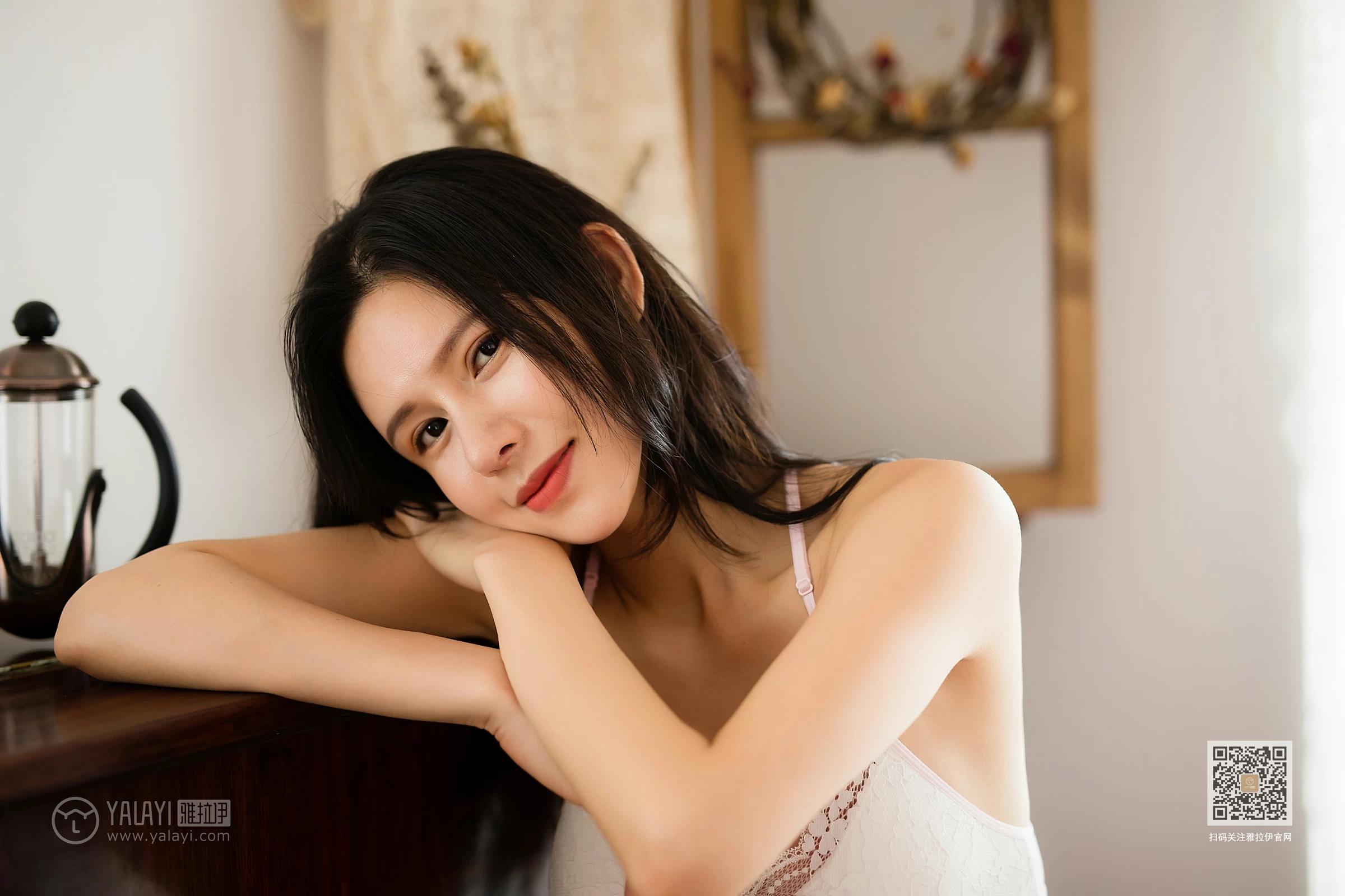 [YALAYI雅拉伊]No.400 想念你 瑶瑶 白色吊带蕾丝睡衣裙居家性感私房写真集第8张