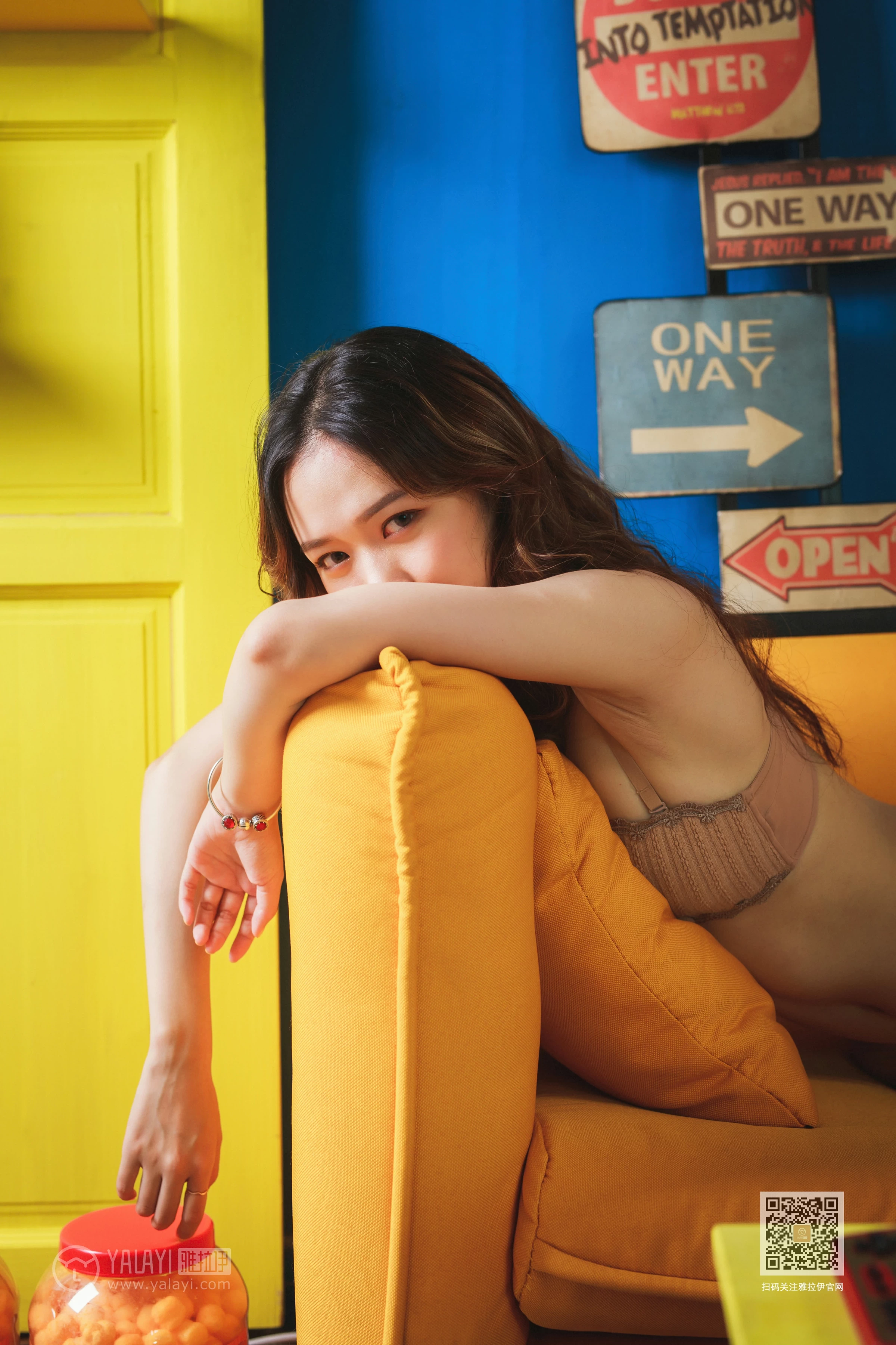 [YALAYI雅拉伊]Vol.403 我的野蛮女友 晓琳 粉色性感内衣居家私房写真集第4张