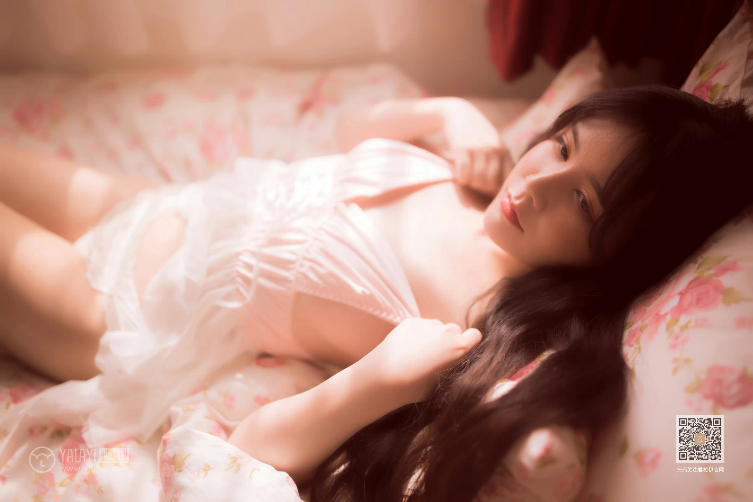 [YALAYI雅拉伊]Vol.406 香床美人儿 香儿 粉色情趣睡衣裙性感私房写真集第4张