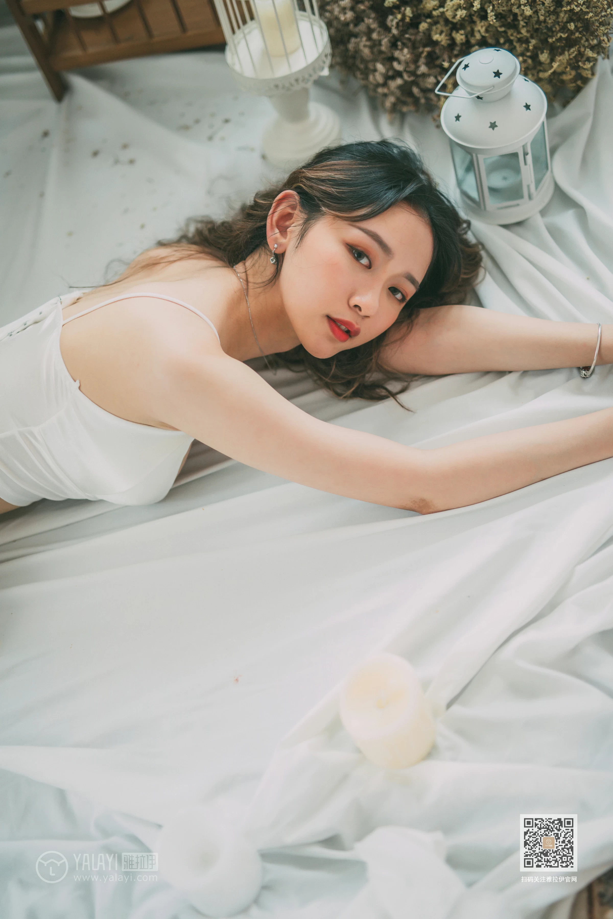 [YALAYI雅拉伊]Vol.408 写生模特 晓琳 白色透视睡衣加白色内衣性感私房写真集第10张