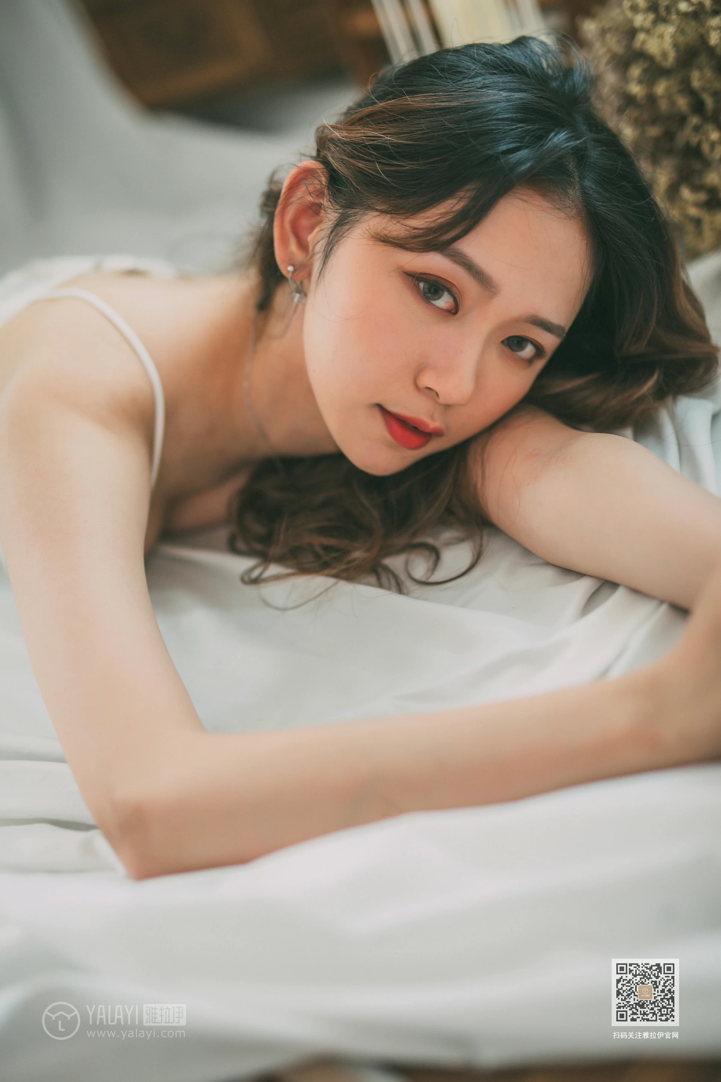 [YALAYI雅拉伊]Vol.408 写生模特 晓琳 白色透视睡衣加白色内衣性感私房写真集第12张