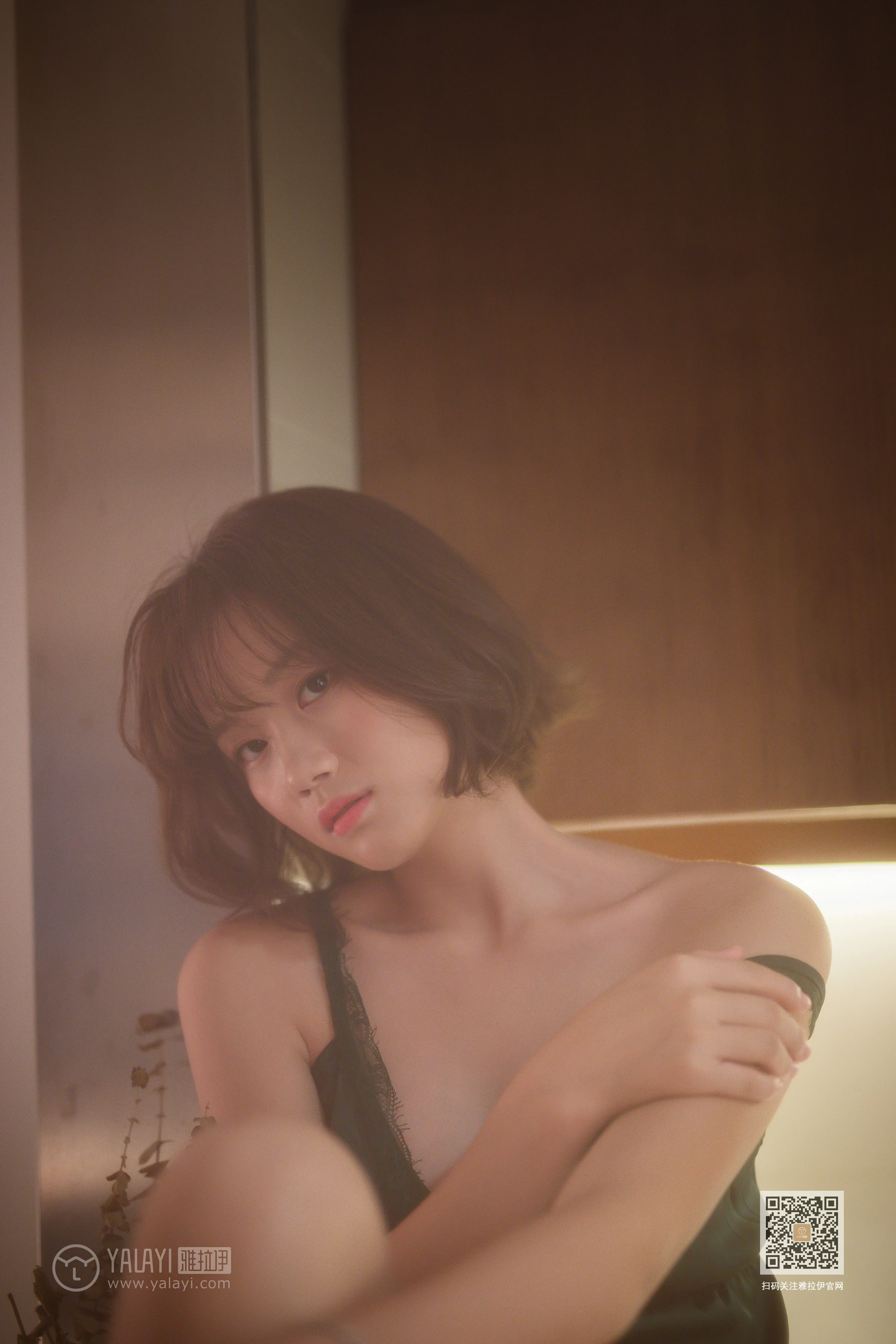 [YALAYI雅拉伊]Vol.412 特技小厨娘 良子 吊带睡衣加蕾丝短裤性感私房写真集第10张