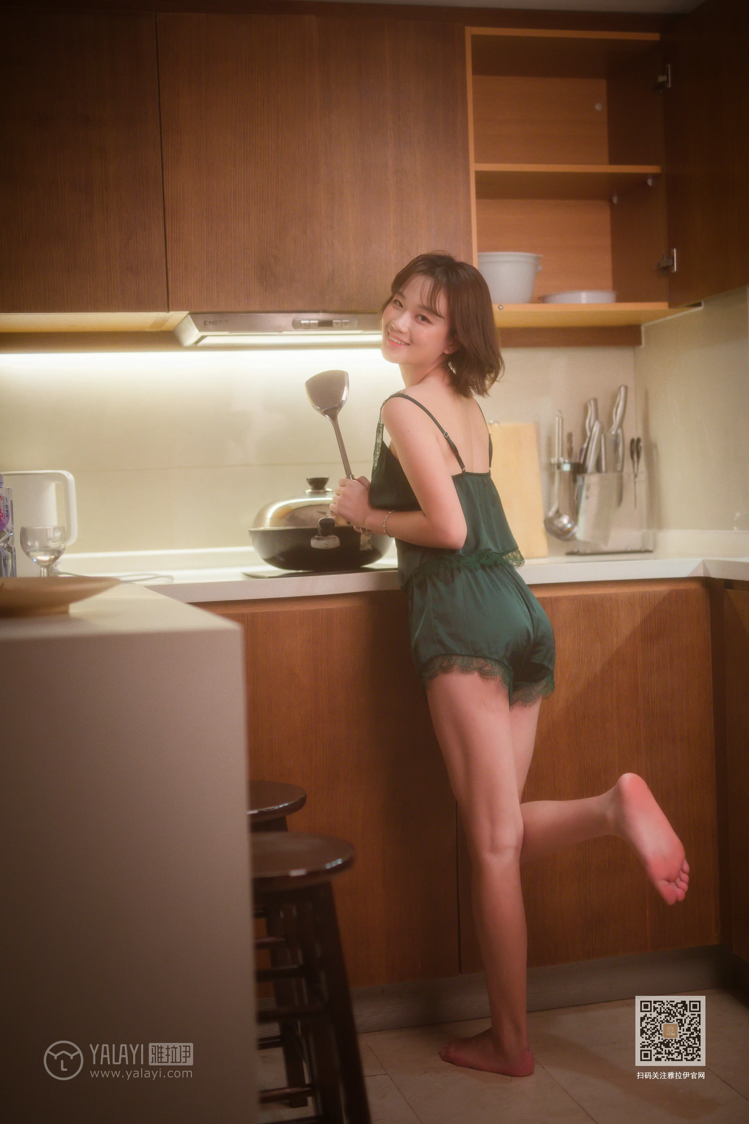 [YALAYI雅拉伊]Vol.412 特技小厨娘 良子 吊带睡衣加蕾丝短裤性感私房写真集第14张