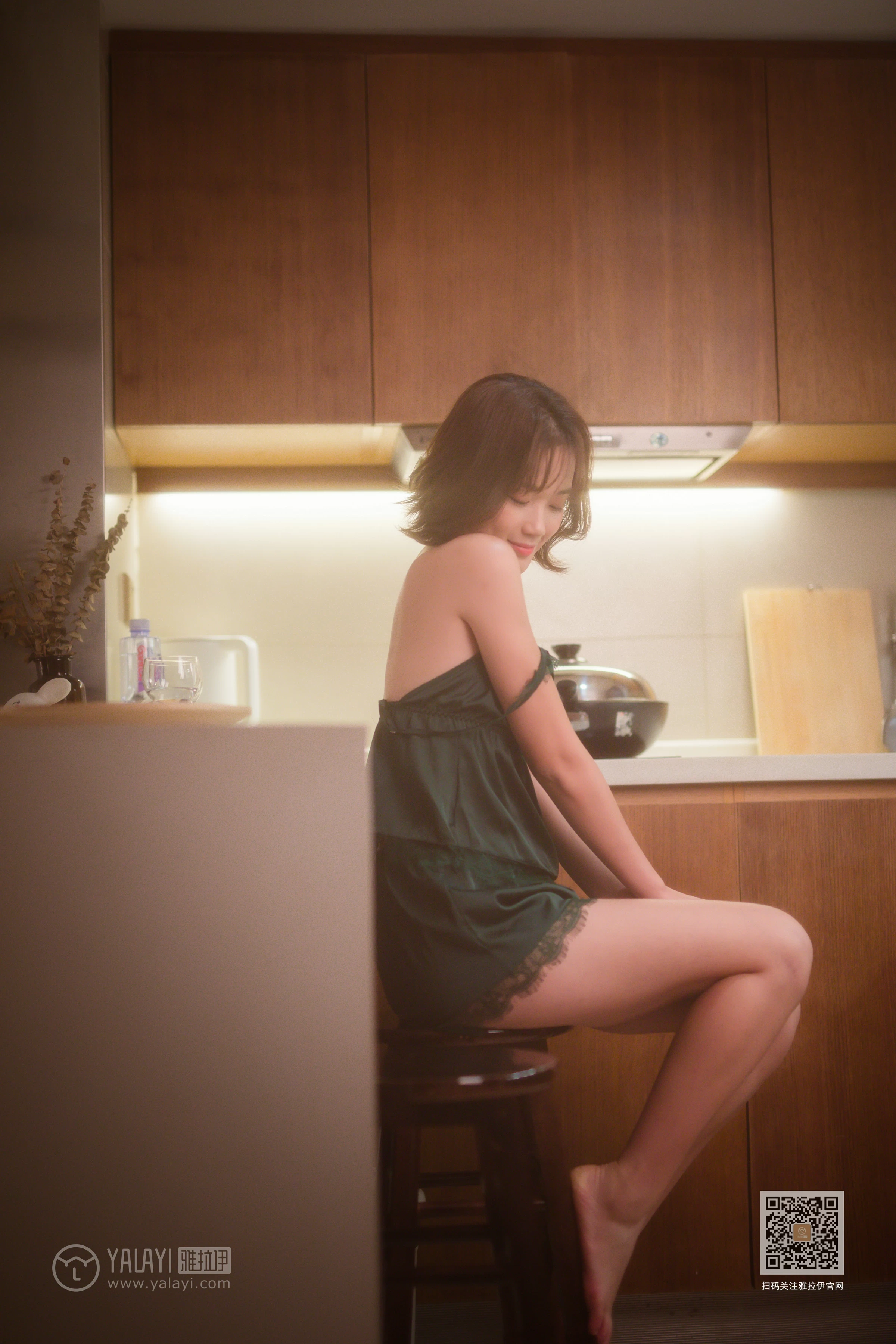 [YALAYI雅拉伊]Vol.412 特技小厨娘 良子 吊带睡衣加蕾丝短裤性感私房写真集第15张