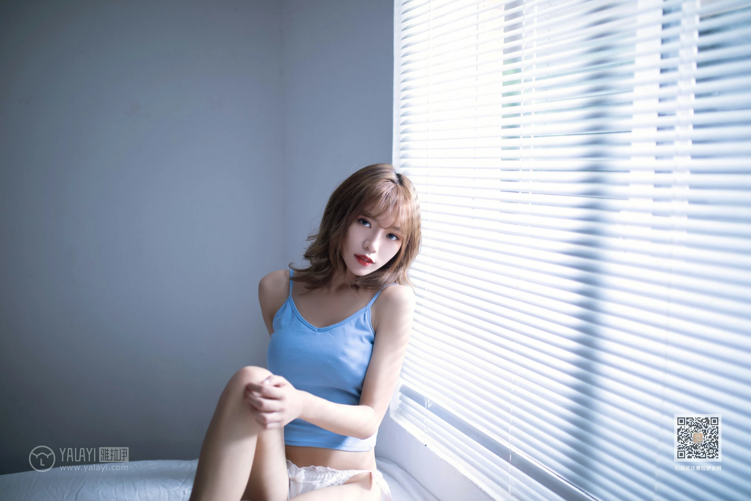 [YALAYI雅拉伊]Vol.415 壹次曝光 丽雅 蓝色性感小背心加粉色蕾丝内裤私房写真集第2张