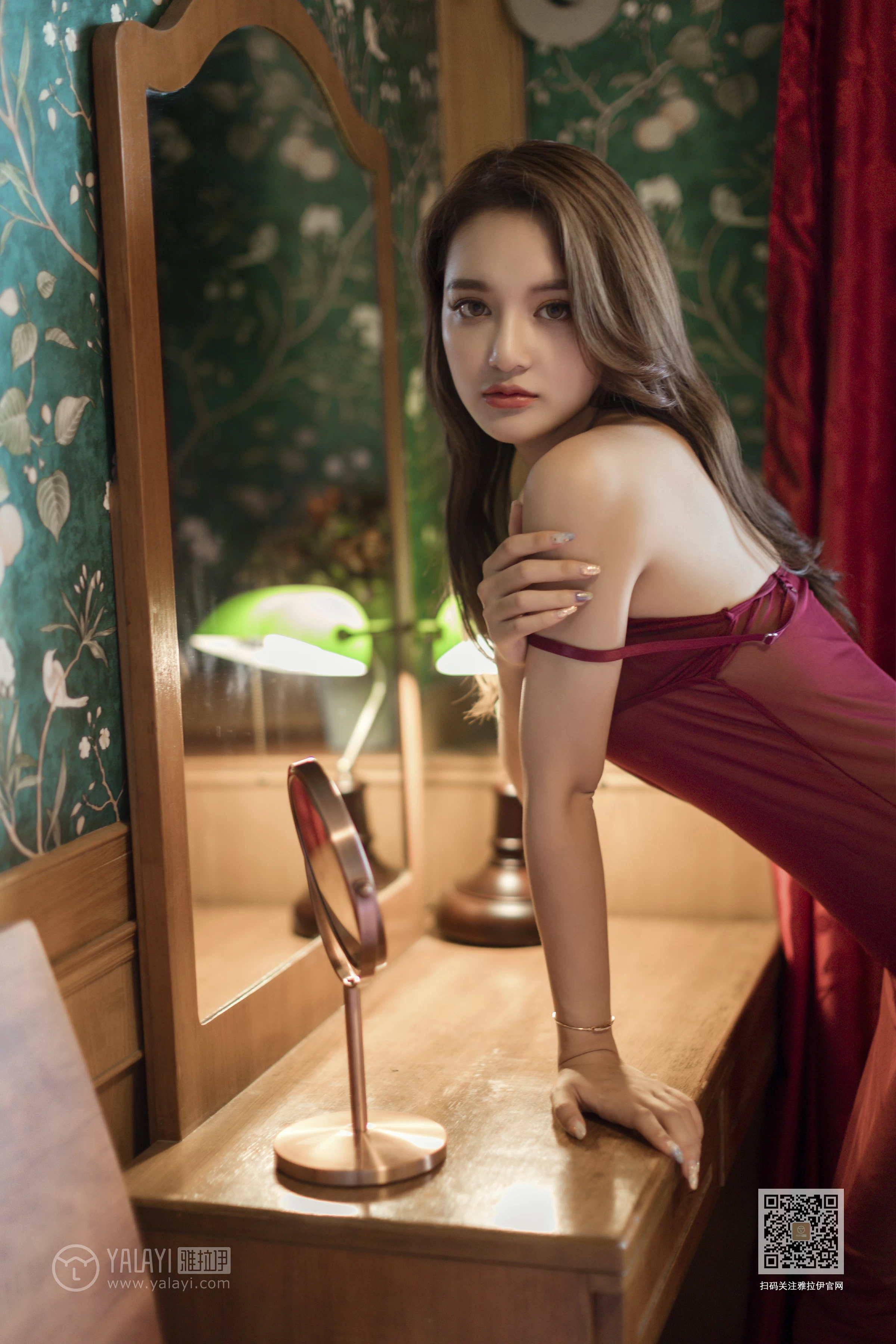 [YALAYI雅拉伊]Vol.417 藏红花 刘子炀 红色吊带透视睡衣裙加黑色丝袜美腿性感私房写真集第9张