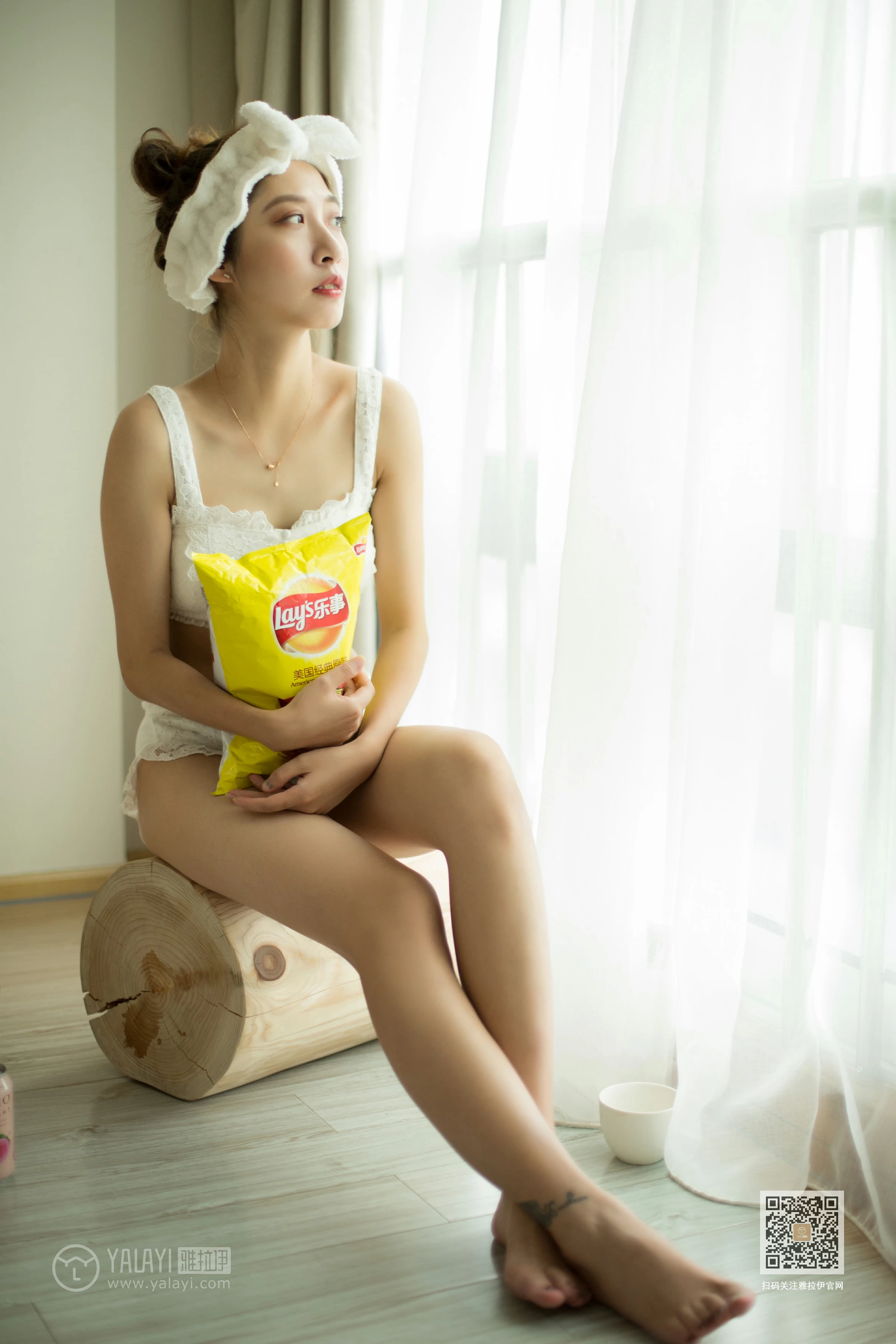 [YALAYI雅拉伊]Vol.421 素颜 蓝心 白色蕾丝内衣与棕色连体比基尼泳装性感私房写真集第5张