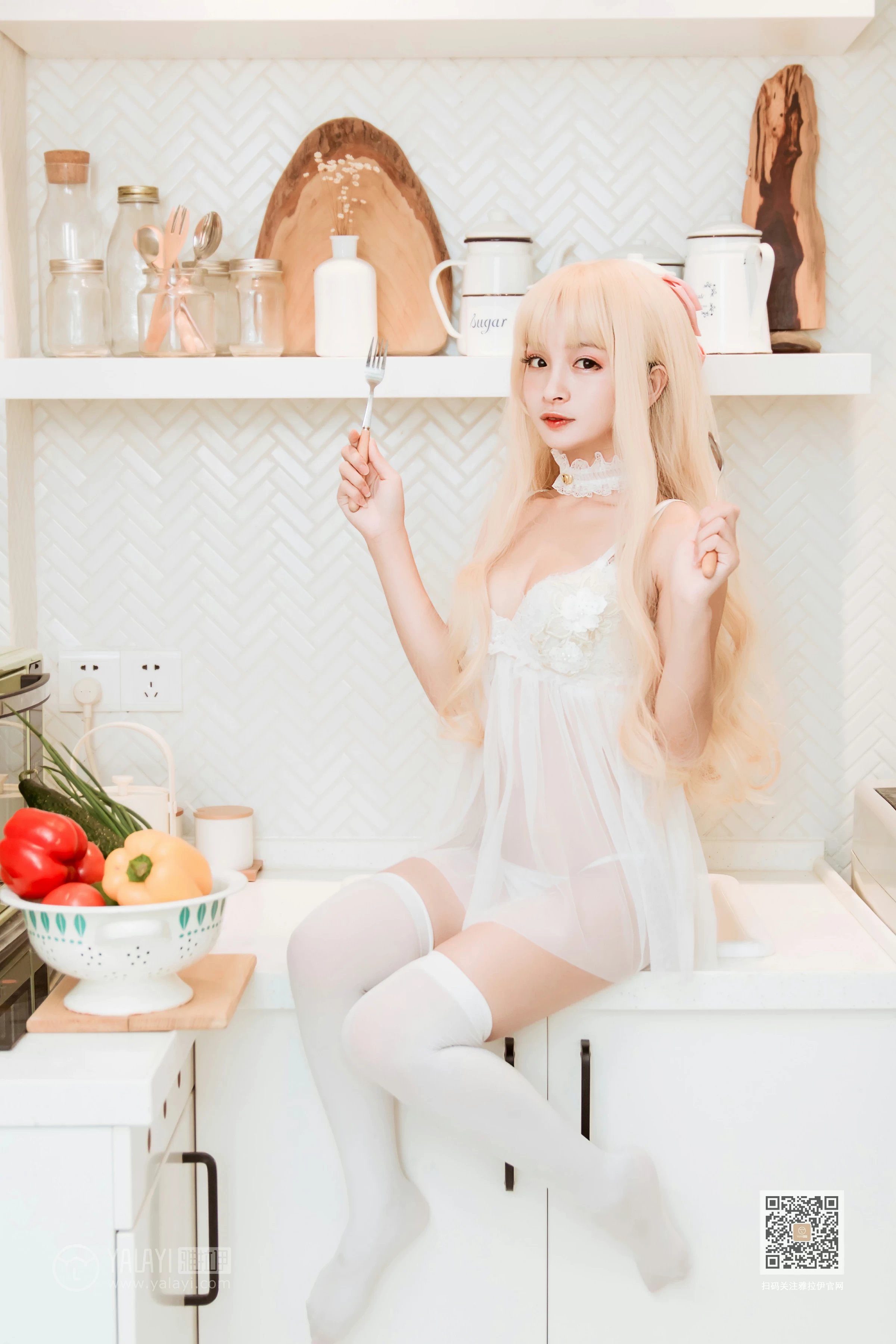 [YALAYI雅拉伊]Vol.425 异世界少女 艾丽 白色透视内衣裙加白色丝袜美腿性感私房写真集第4张