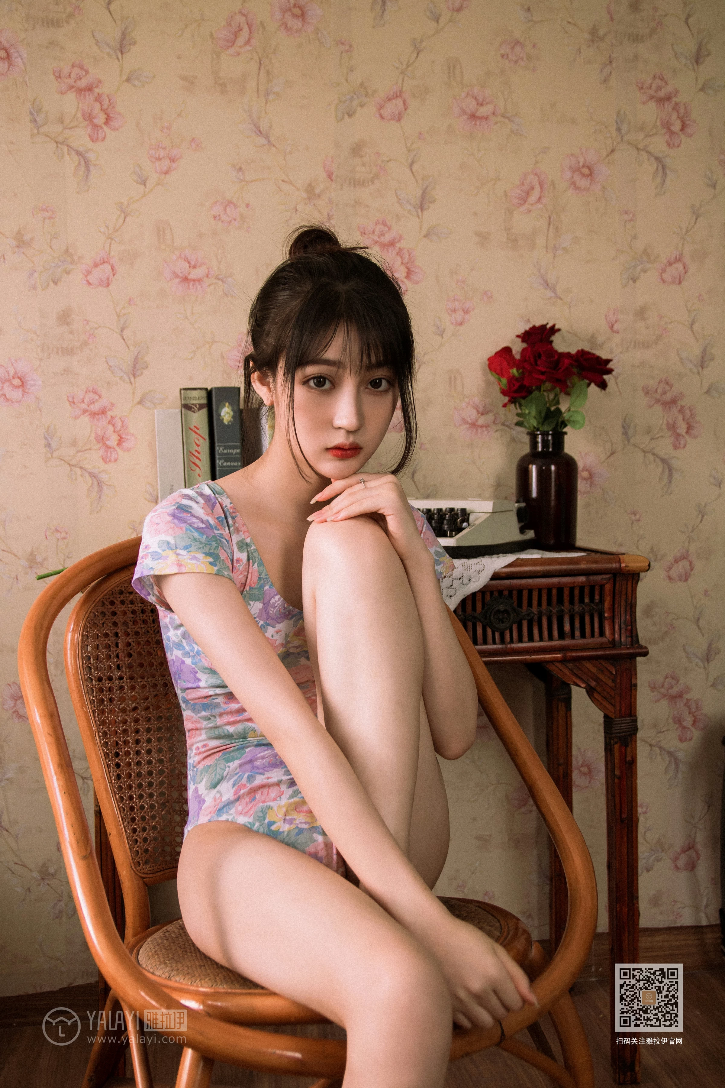 [YALAYI雅拉伊]Vol.433 复古情怀 卉卉 碎花连体衣居家性感私房写真集第5张
